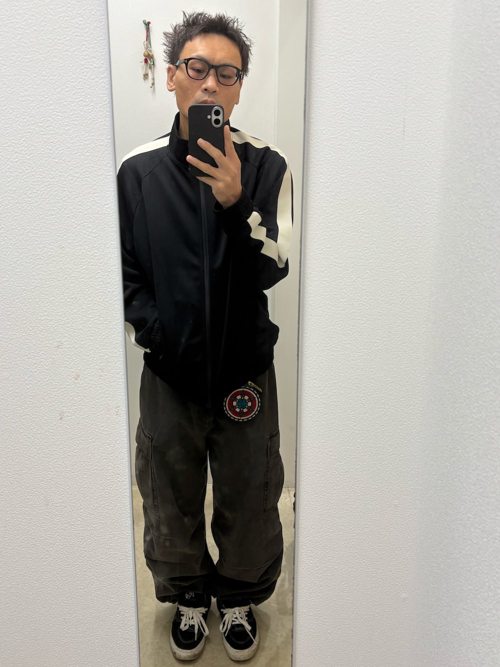 ブラック系のジャケット/アウター、ブラック系のTシャツ/カットソー、グレー系のパンツを着用したメンズの秋コーディネートの2枚目の写真