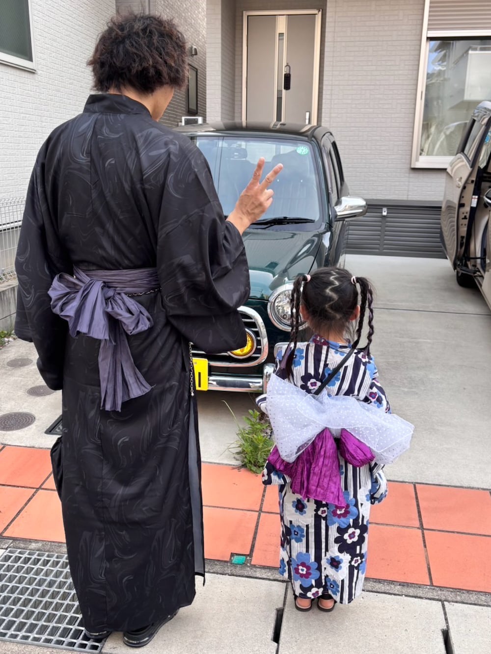 ブラック系のサンダル、ブラック系の浴衣、シルバー系のベルトを着用したメンズの夏コーディネートの2枚目の写真