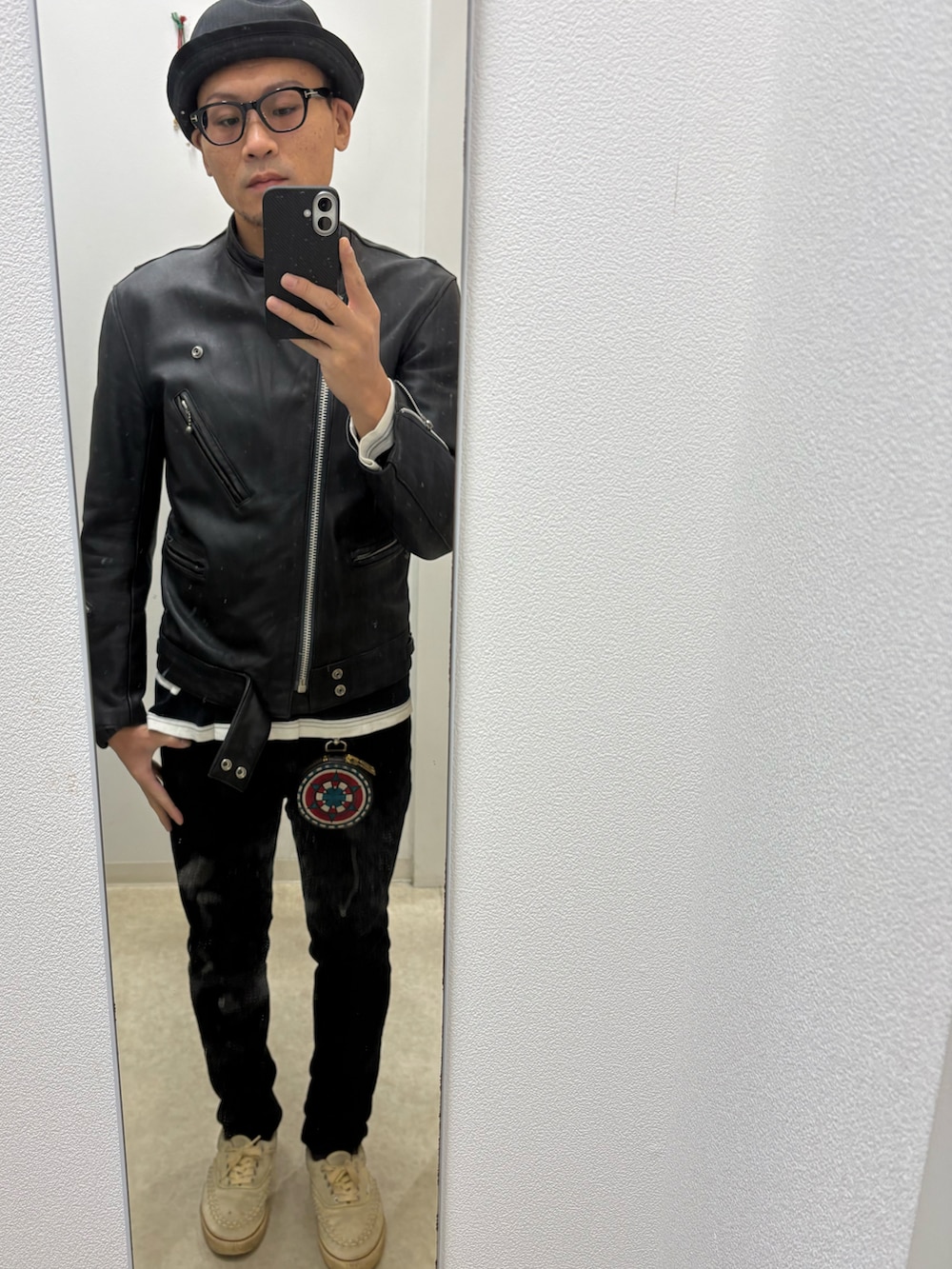 ブラック系のデニムパンツ、ブラック系のTシャツ/カットソー、ブラック系のライダースジャケットを着用したメンズの秋コーディネートの4枚目の写真