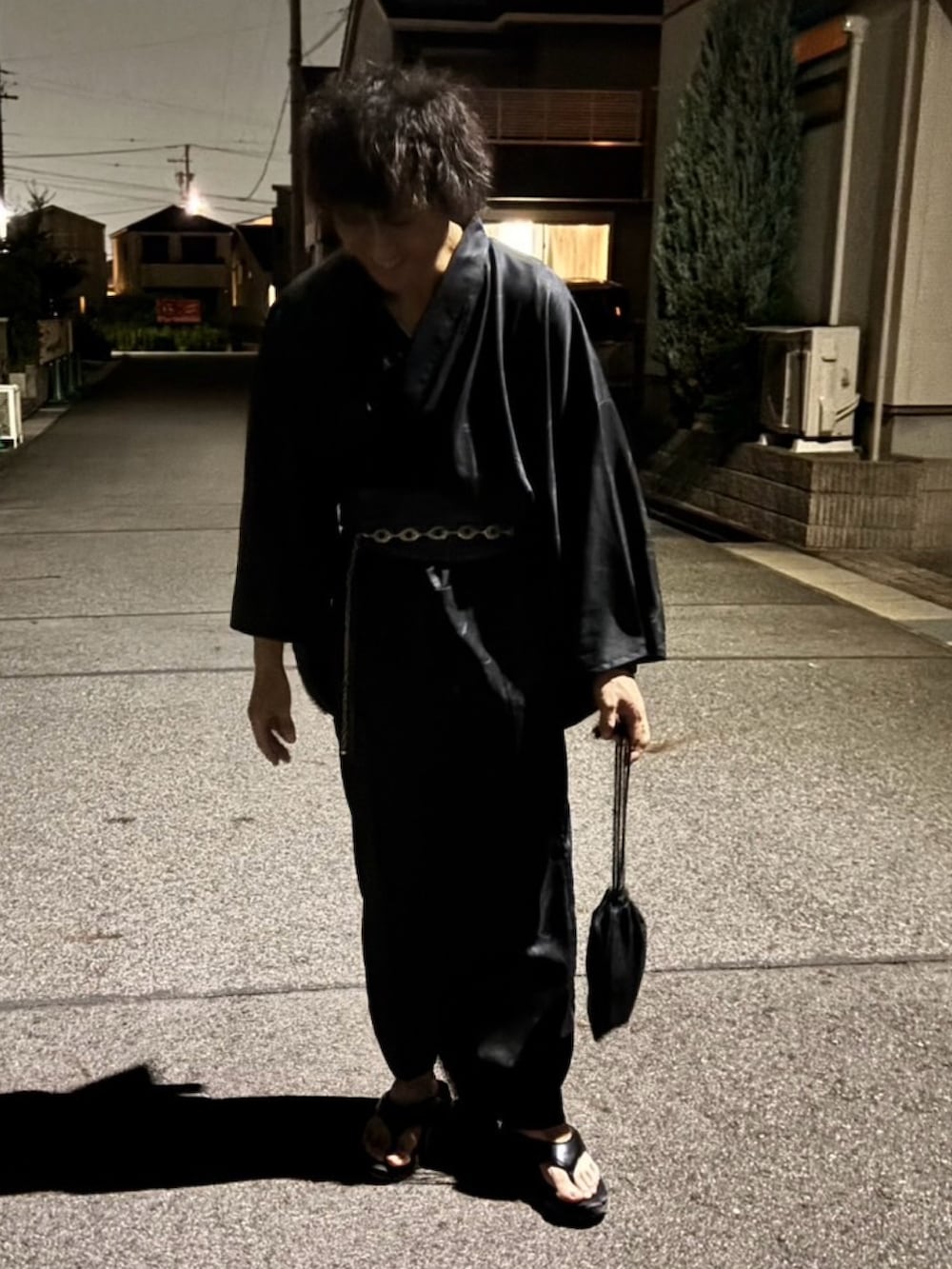 ブラック系のサンダル、ブラック系の浴衣、シルバー系のベルトを着用したメンズの夏コーディネートの3枚目の写真