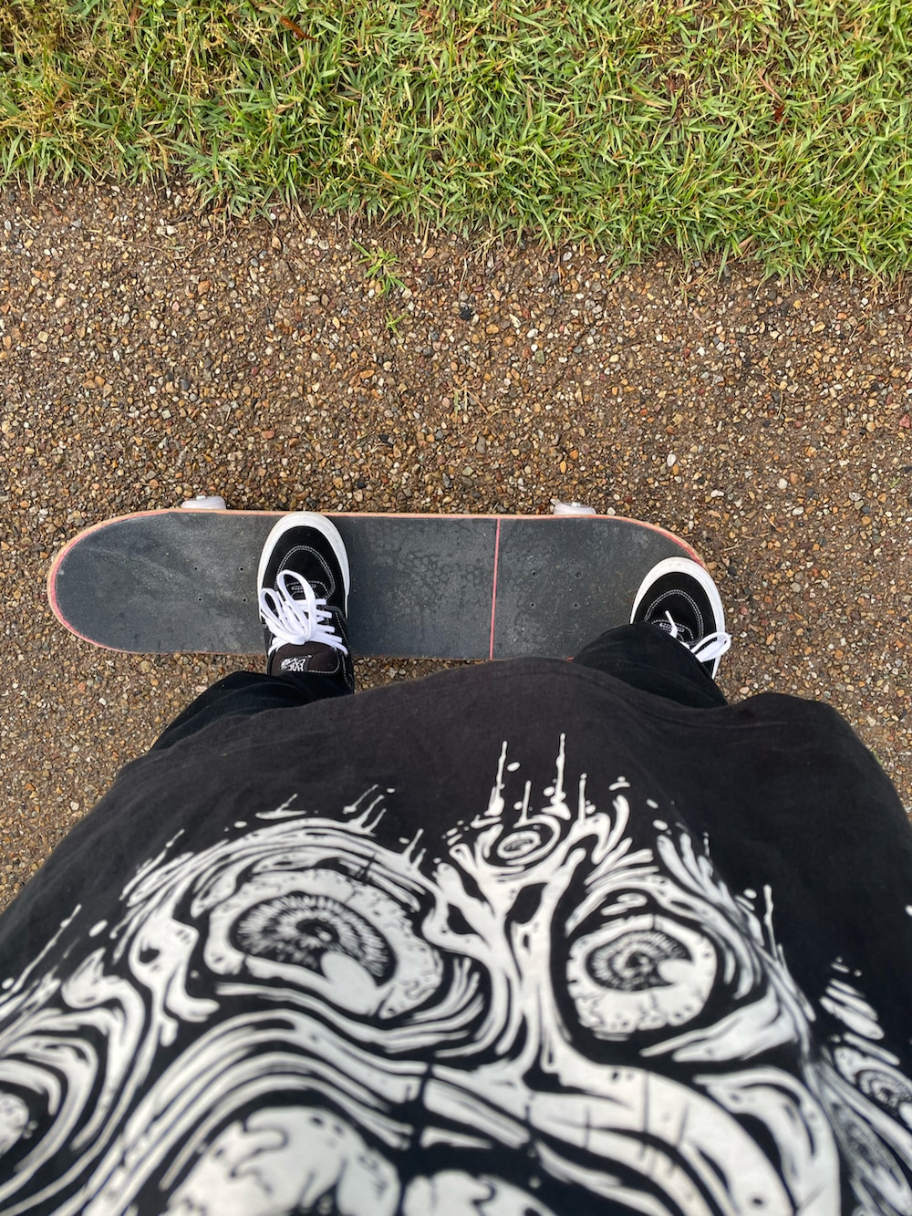 ブラック系のTシャツ/カットソー、ブラック系のデニムパンツ、ブラック系のスニーカーを着用したメンズの春コーディネートの2枚目の写真