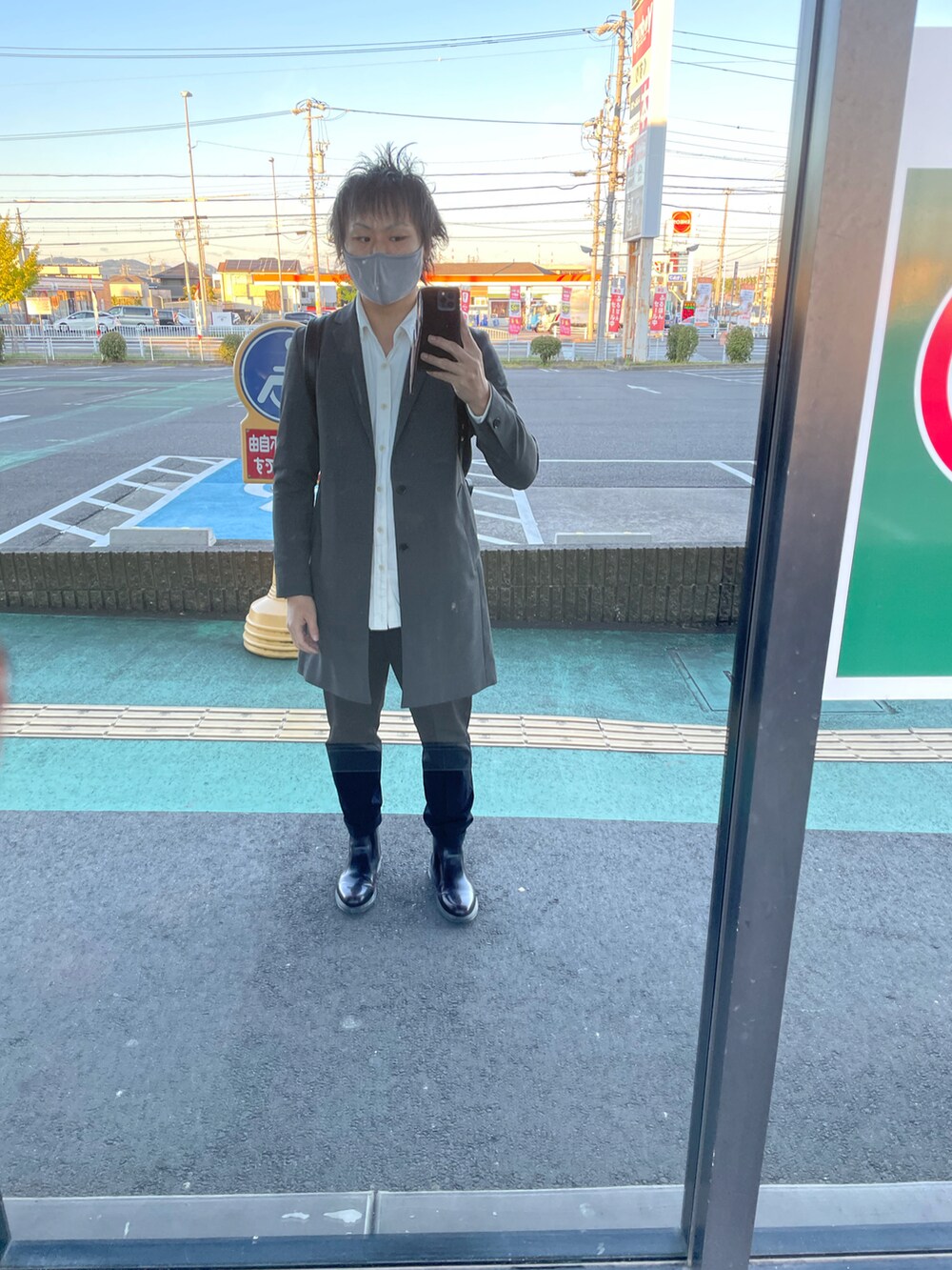 グレー系のチェスターコート、ホワイト系のシャツ/ブラウス、ブラック系のその他パンツを着用したメンズの秋コーディネートの2枚目の写真