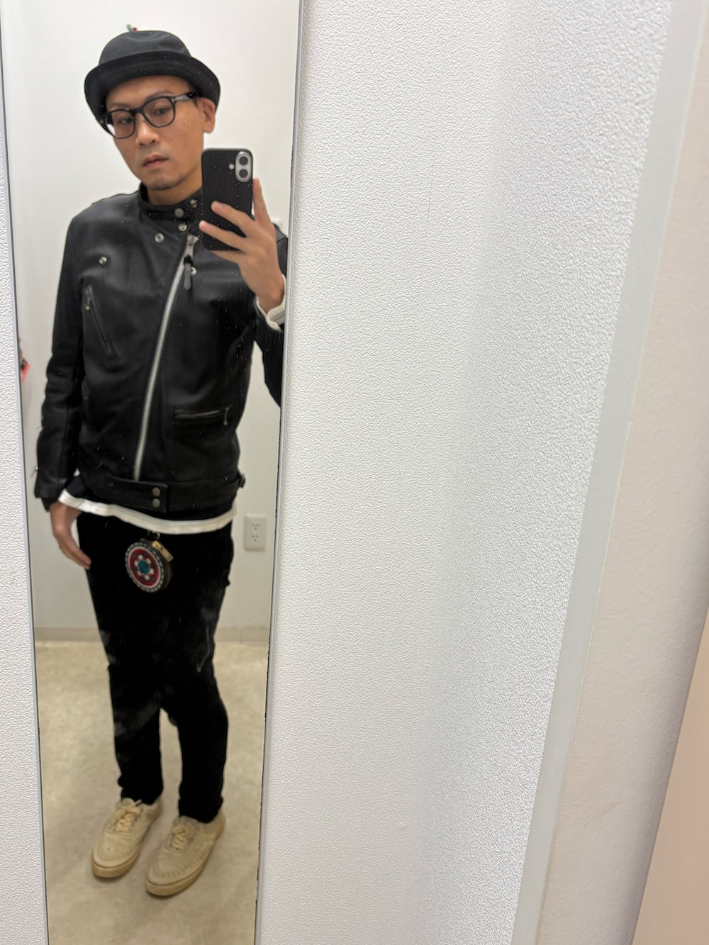 ブラック系のデニムパンツ、ブラック系のTシャツ/カットソー、ブラック系のライダースジャケットを着用したメンズの秋コーディネートの5枚目の写真