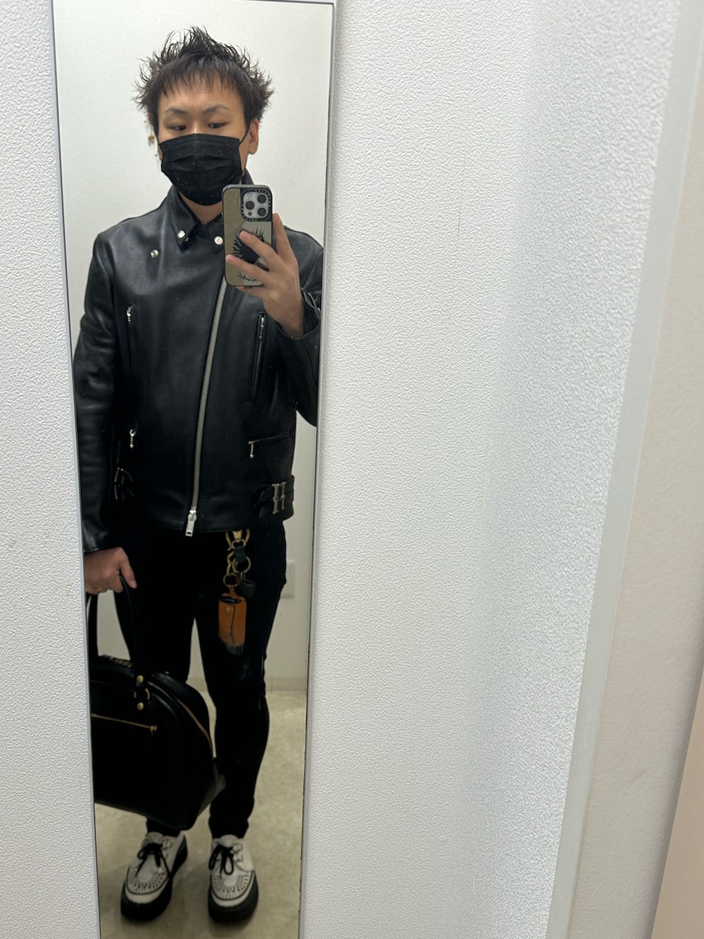 ブラック系のライダースジャケット、ホワイト系のTシャツ/カットソー、ブラック系のデニムパンツを着用したメンズの秋コーディネートの3枚目の写真