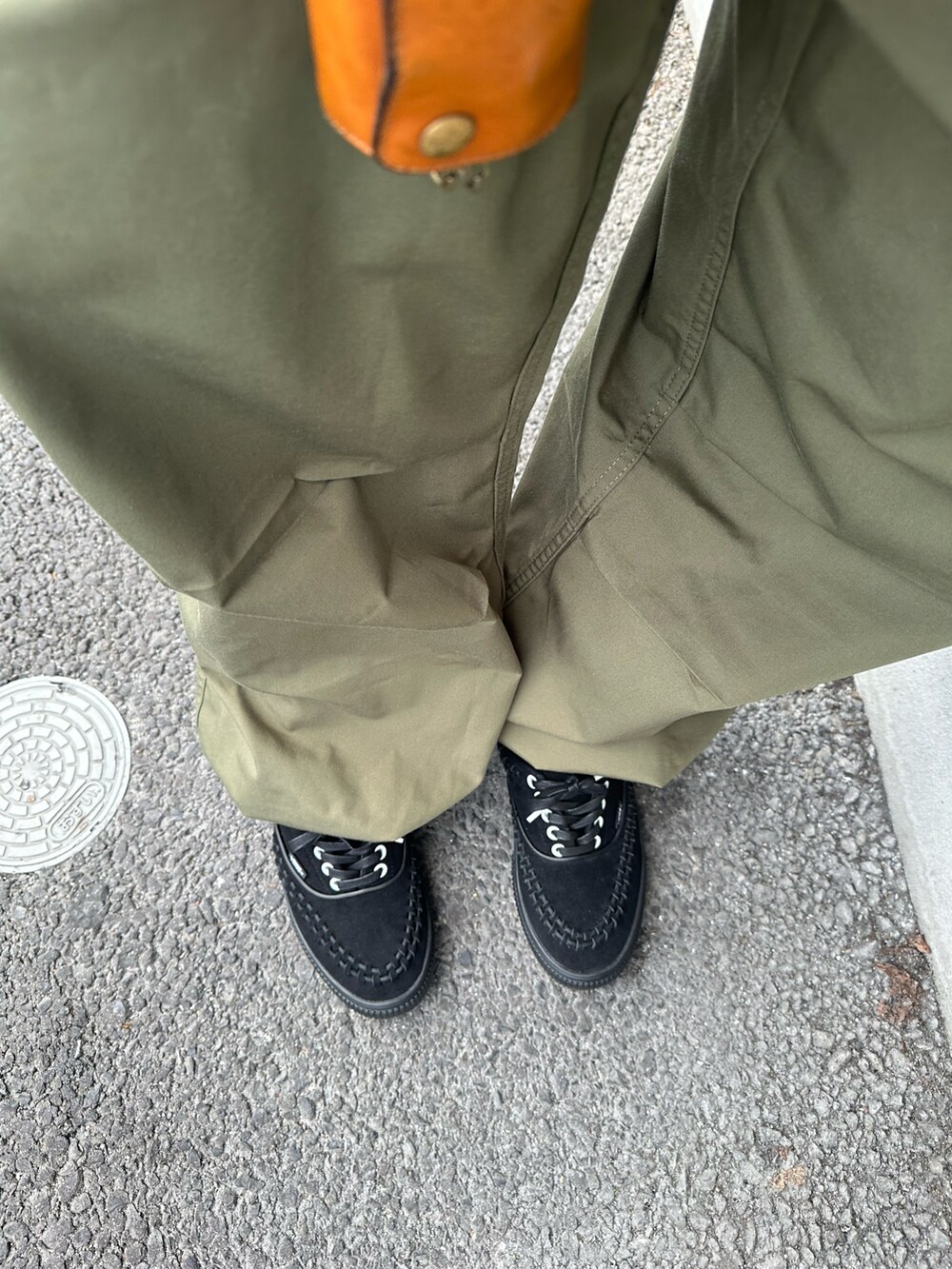 ブルー系のデニムジャケット、グレー系のTシャツ/カットソー、グリーン系のカーゴパンツを着用したメンズの秋コーディネートの2枚目の写真