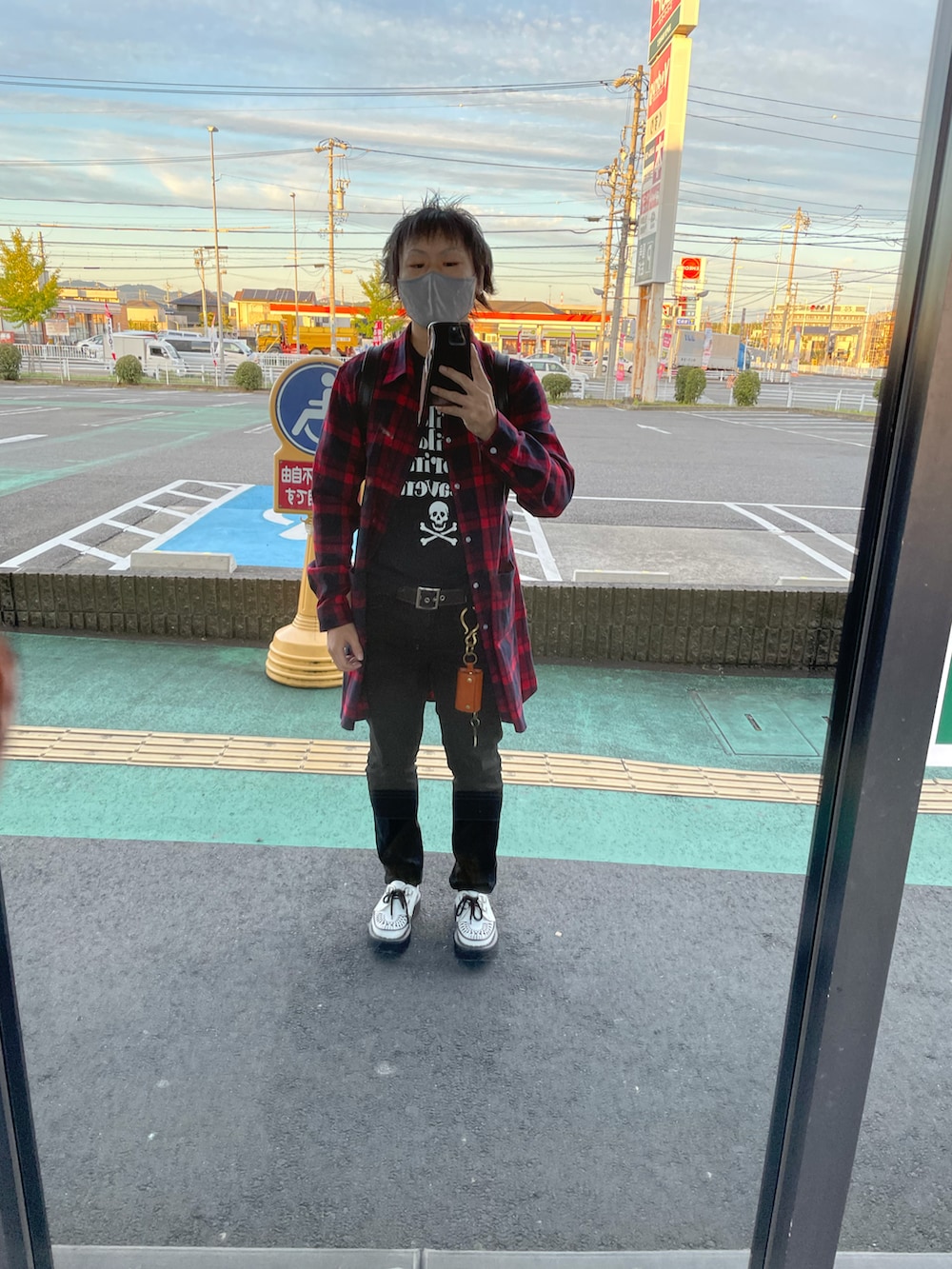 グリーン系のシャツ/ブラウス、ブラック系のTシャツ/カットソー、ブラック系のデニムパンツを着用したメンズの秋コーディネートの2枚目の写真