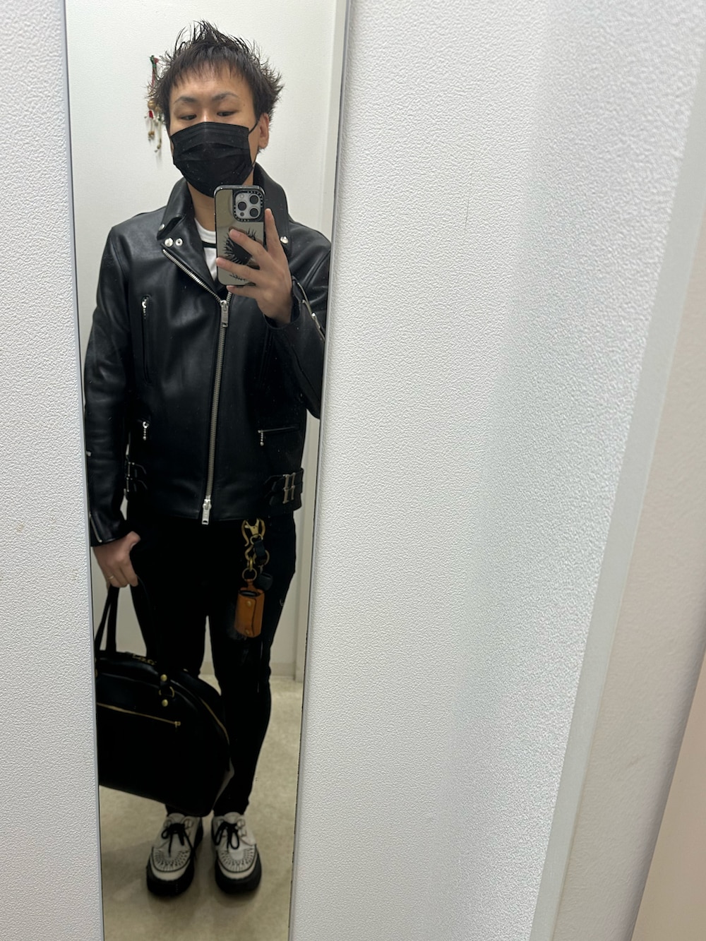 ブラック系のライダースジャケット、ホワイト系のTシャツ/カットソー、ブラック系のデニムパンツを着用したメンズの秋コーディネートの2枚目の写真