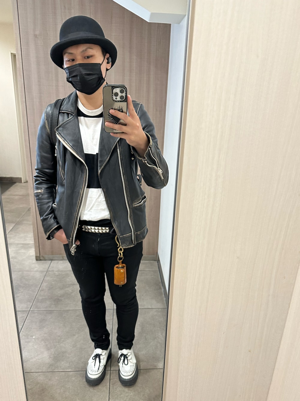 ブラック系のライダースジャケット、ホワイト系のTシャツ/カットソー、ブラック系のデニムパンツを着用したメンズの秋コーディネートの2枚目の写真