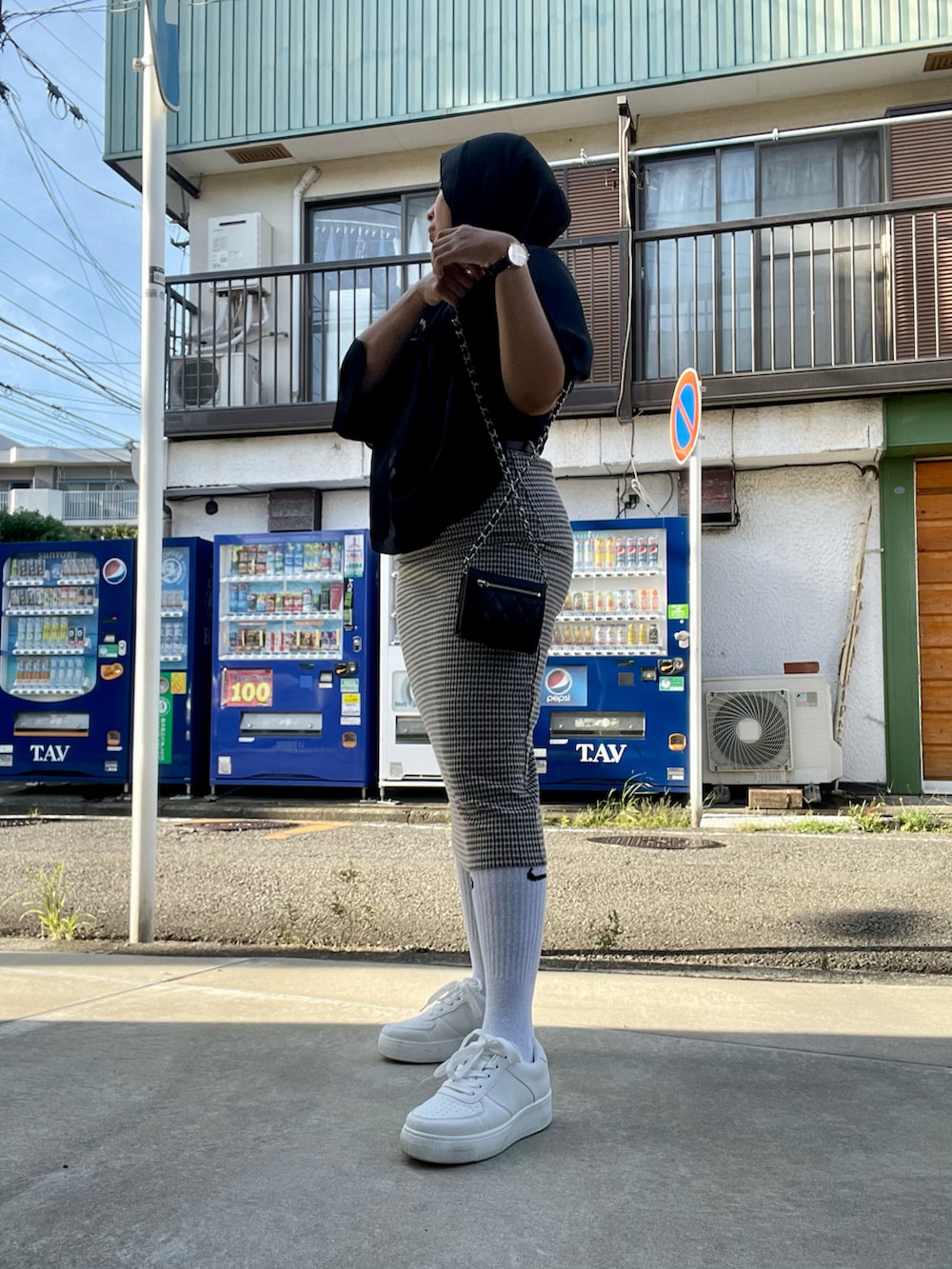 ホワイト系のソックス/靴下を着用したレディースの夏コーディネートの2枚目の写真