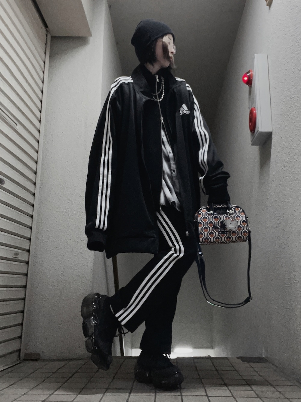 「冬コーデ、マイベストコーデ2024、ブラックコーデ、モノトーン、adidas、スポーティーモード」｜「adidasのアイテム（セットアップ、ブラック系）」を使った、mc0313さん（骨格ウェーブ・レディース・160cm）の冬コーディネートの2枚目の写真