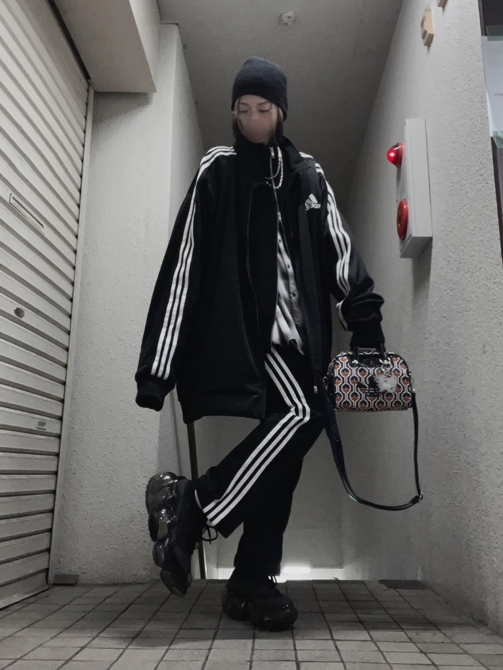 「冬コーデ、マイベストコーデ2024、ブラックコーデ、モノトーン、adidas、スポーティーモード」｜「adidasのアイテム（セットアップ、ブラック系）」を使った、mc0313さん（骨格ウェーブ・レディース・160cm）の冬コーディネートの4枚目の写真