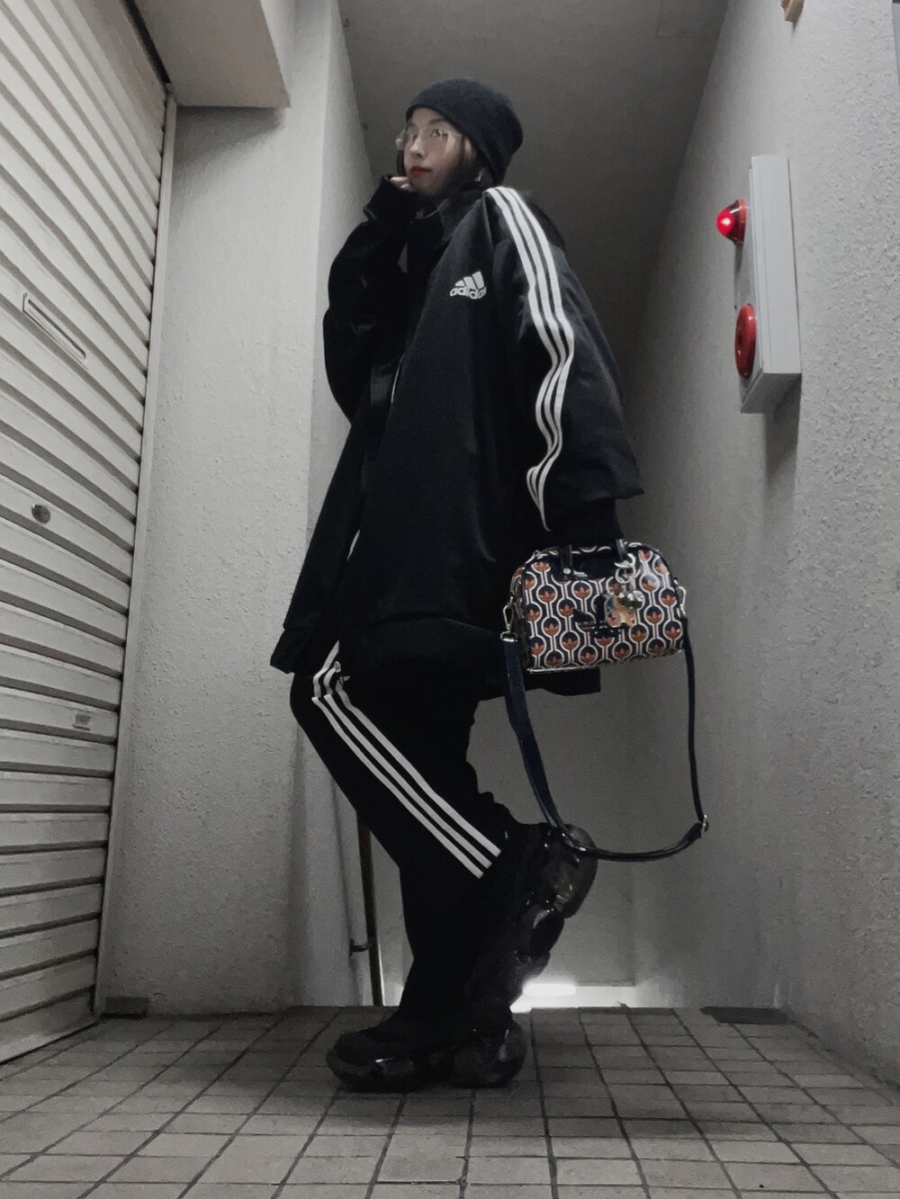 「冬コーデ、マイベストコーデ2024、ブラックコーデ、モノトーン、adidas、スポーティーモード」｜「adidasのアイテム（セットアップ、ブラック系）」を使った、mc0313さん（骨格ウェーブ・レディース・160cm）の冬コーディネートの5枚目の写真