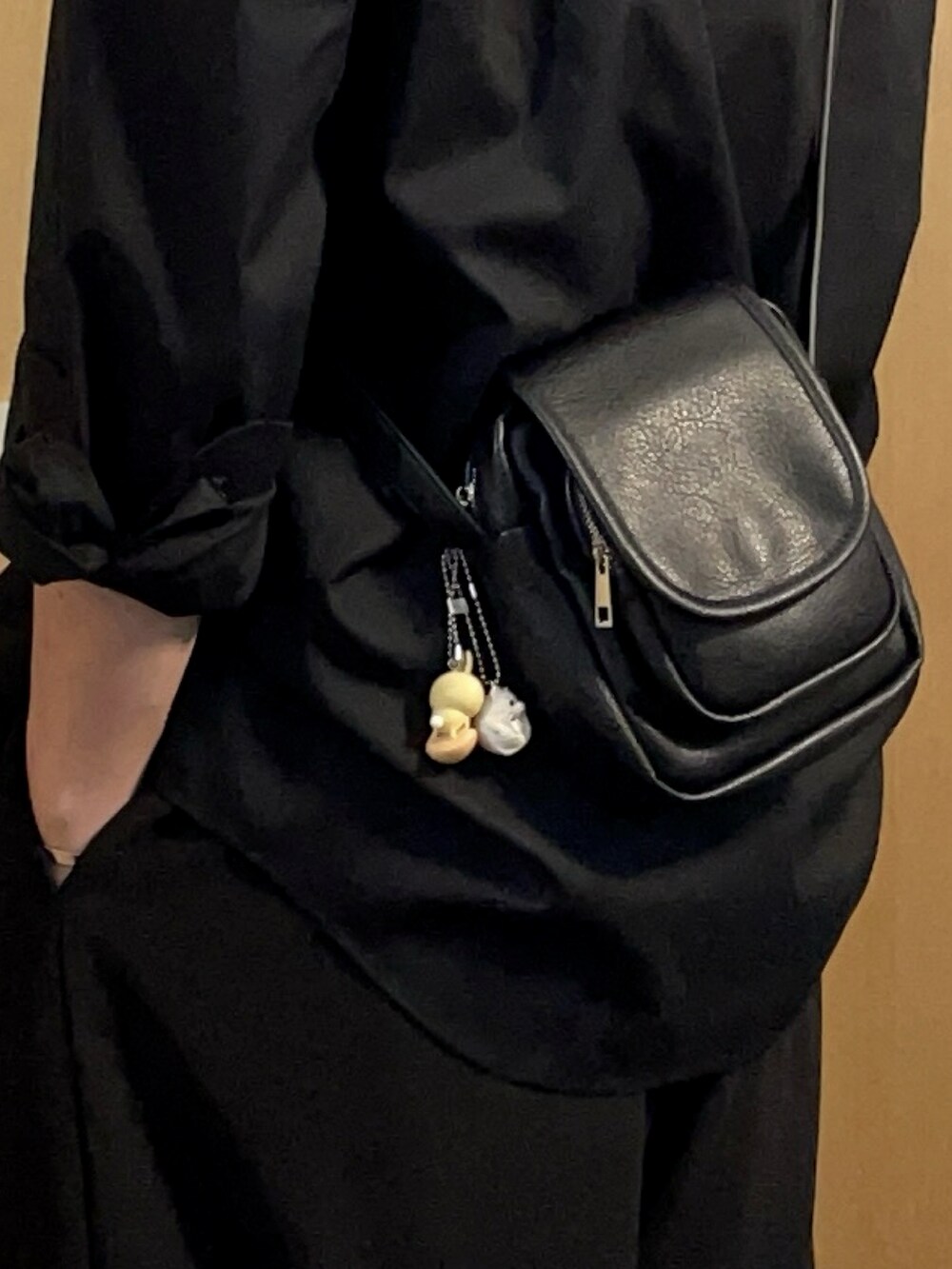 ブラック系のカーゴパンツ、ブラック系のシャツ/ブラウス、ブラック系のスニーカーを着用したメンズの春コーディネートの2枚目の写真