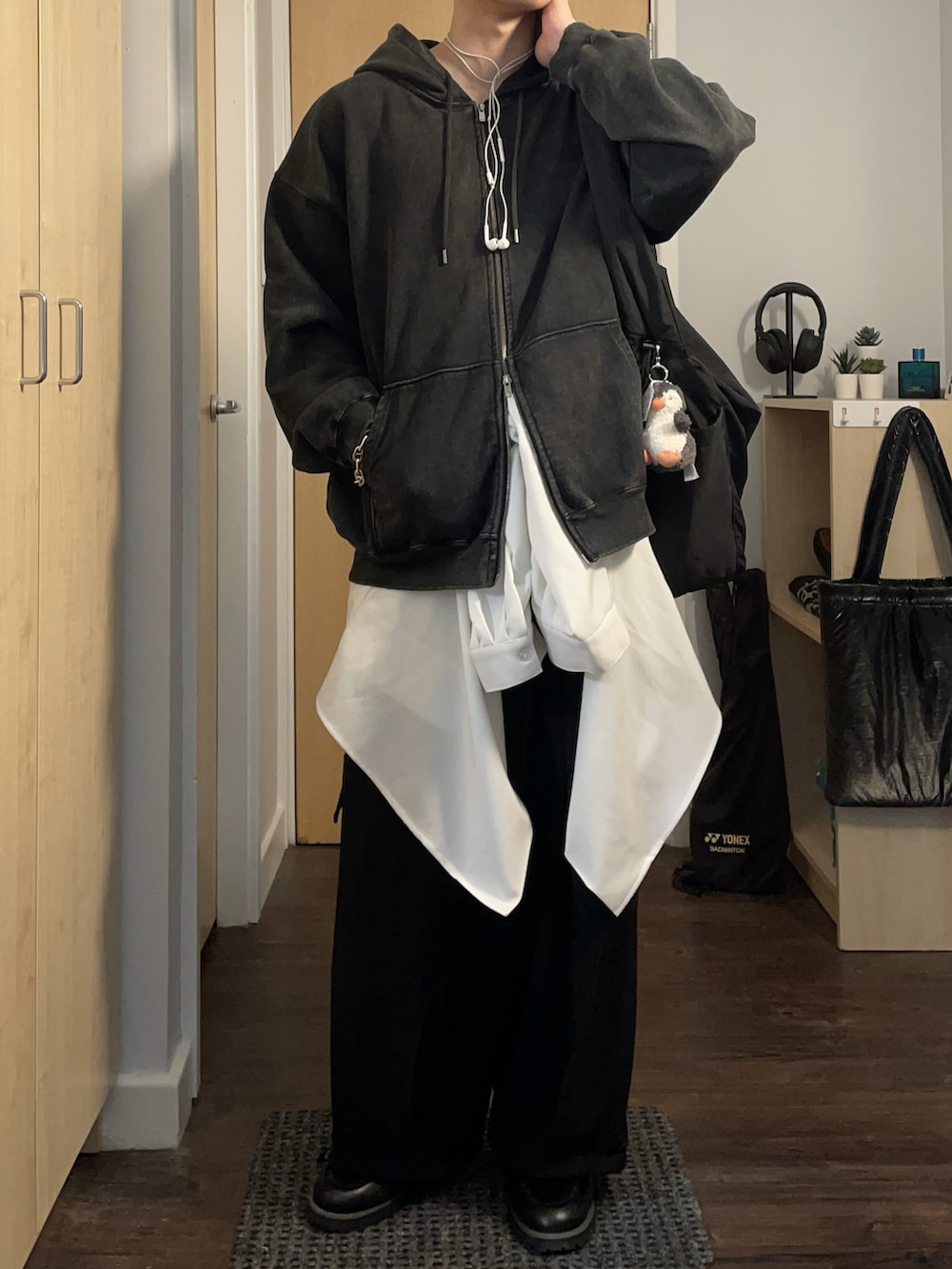 ブラック系のパーカー、ホワイト系のシャツ/ブラウス、ブラック系のカーゴパンツを着用したメンズの春コーディネートの3枚目の写真