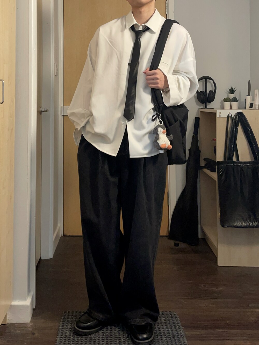 ホワイト系のシャツ/ブラウス、ブラック系のデニムパンツ、ブラック系のローファーを着用したメンズの春コーディネートの3枚目の写真