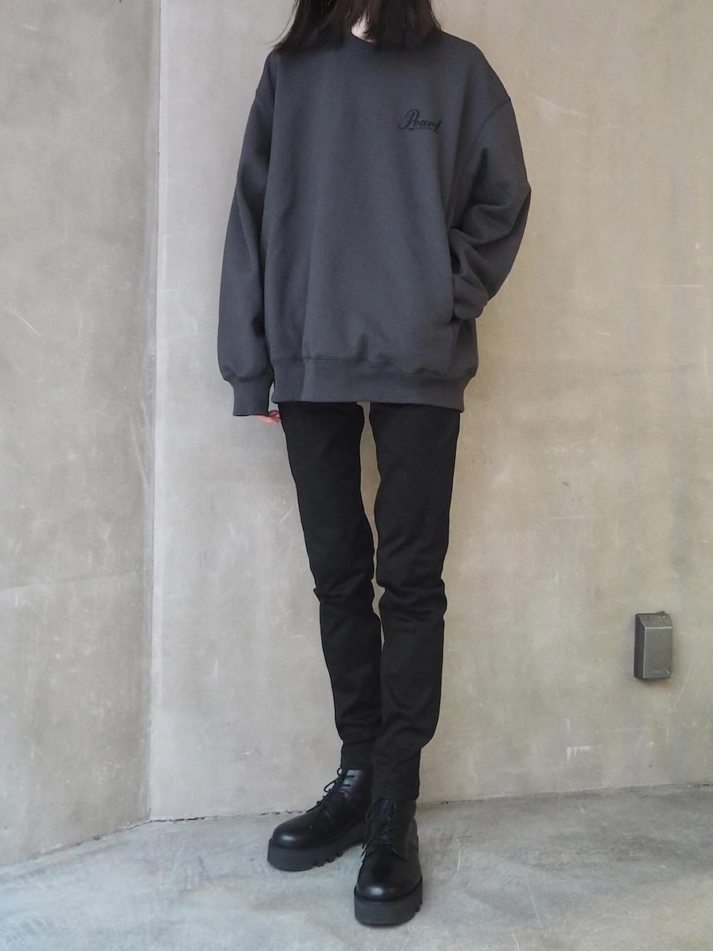 グレー系のスウェット、ブラック系のチノパンツを着用したレディースの秋コーディネートの4枚目の写真