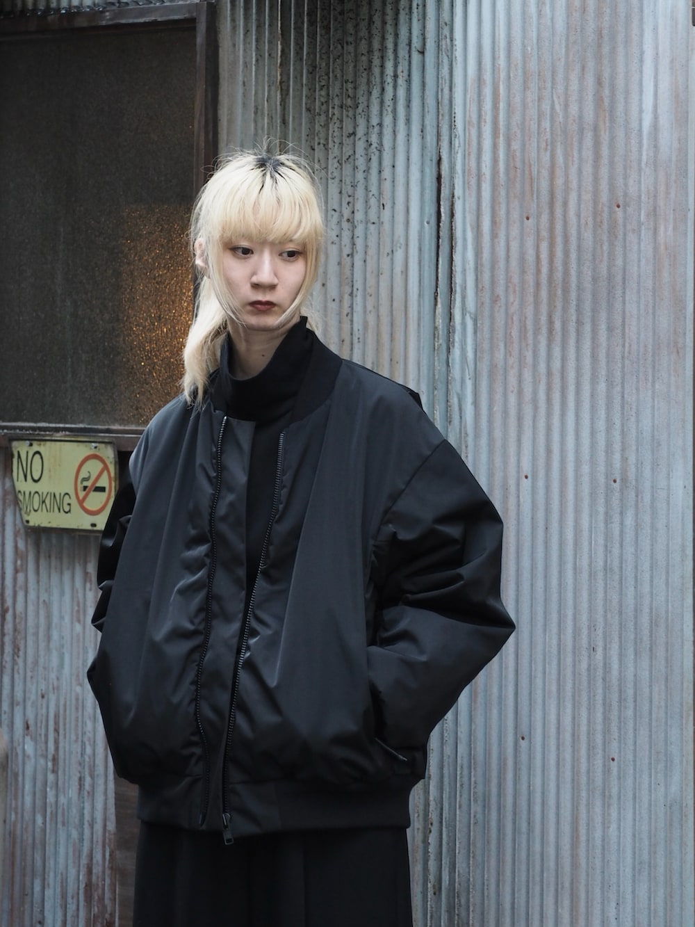「LADMUSICIAN、秋冬コーデ、MA-1、大人女子、お出かけコーデ、高身長女子、オールブラック、ハイネック、ローファー、パンツスタイル」｜「LAD MUSICIANのLONG SLEEVE HIGH NECK BIG T-SHIRT（Tシャツ/カットソー、ブラック系）」を使った、SAAYAさん（レディース・175cm）の秋コーディネートの3枚目の写真