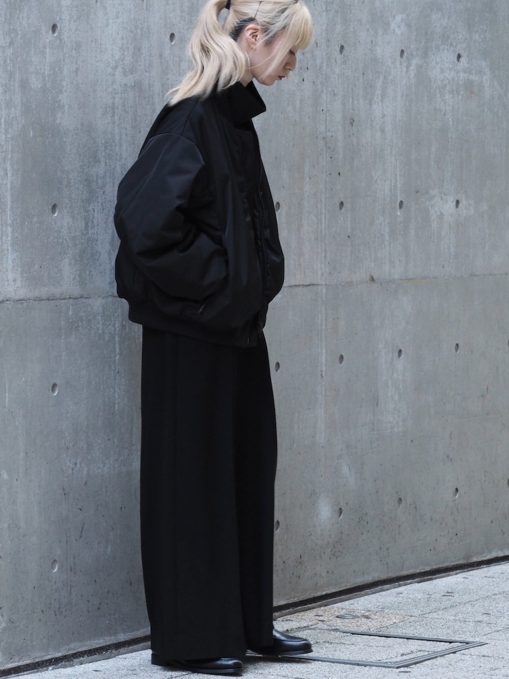 「LADMUSICIAN、秋冬コーデ、MA-1、大人女子、お出かけコーデ、高身長女子、オールブラック、ハイネック、ローファー、パンツスタイル」｜「LAD MUSICIANのLONG SLEEVE HIGH NECK BIG T-SHIRT（Tシャツ/カットソー、ブラック系）」を使った、SAAYAさん（レディース・175cm）の秋コーディネートの2枚目の写真