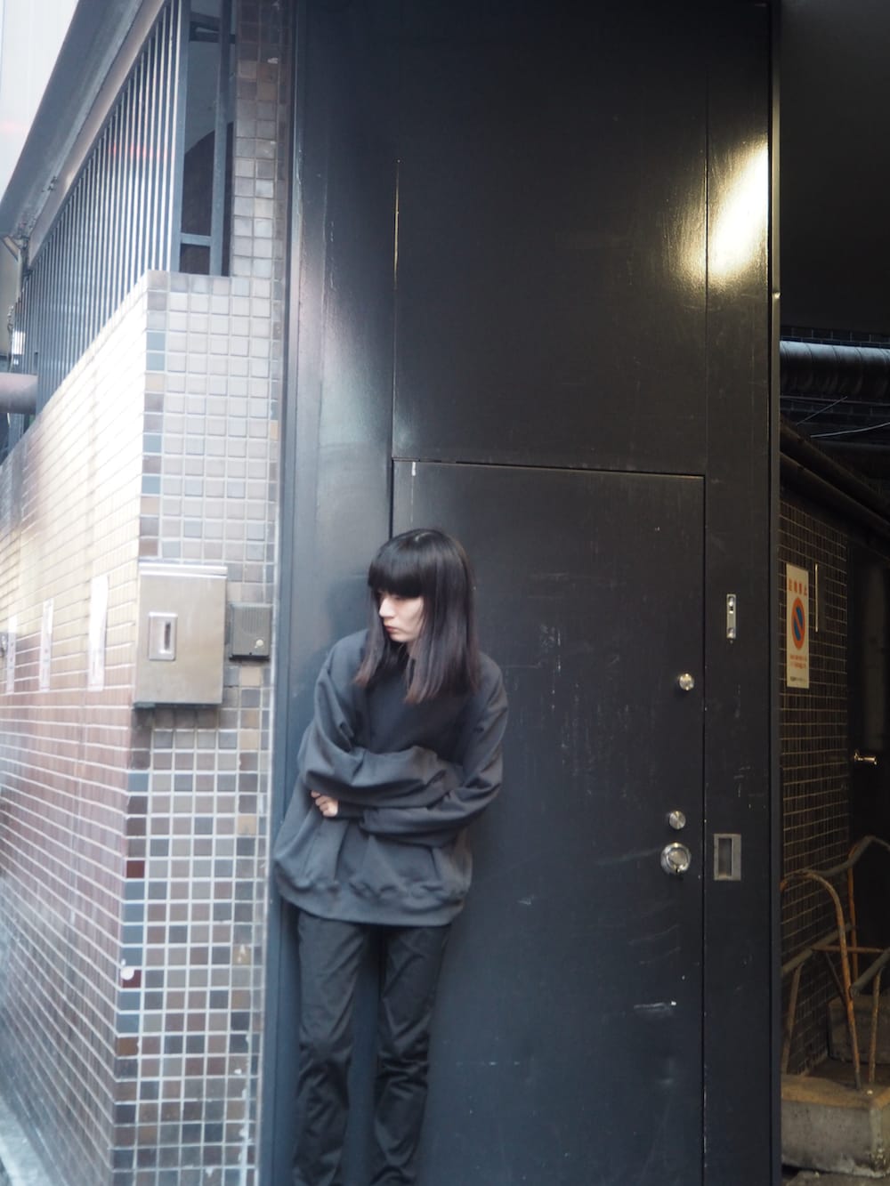 グレー系のスウェット、ブラック系のチノパンツを着用したレディースの秋コーディネートの2枚目の写真