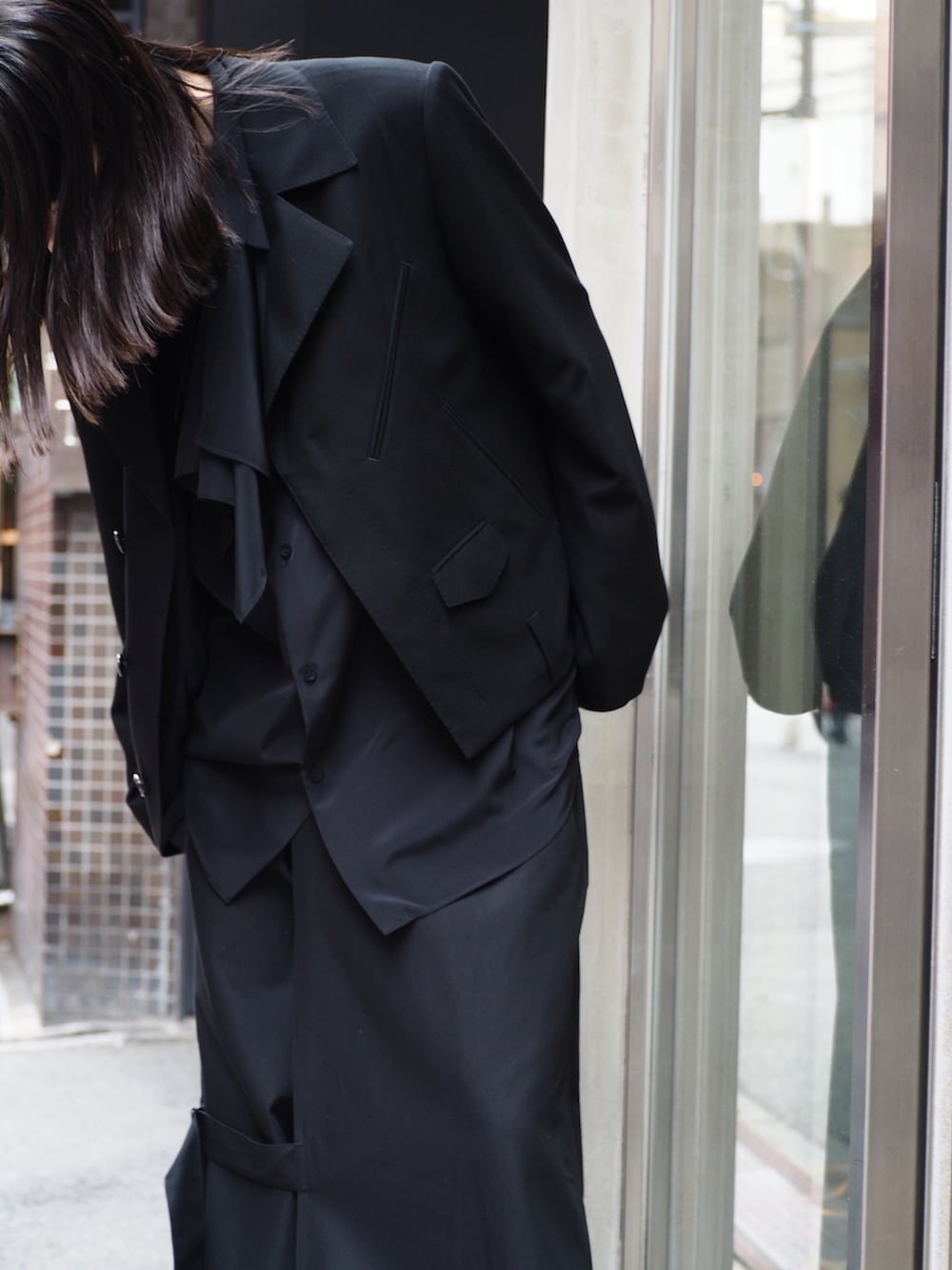 ブラック系のテーラードジャケット、ブラック系のチノパンツ、ブラック系のシャツ/ブラウスを着用したレディースの秋コーディネートの3枚目の写真