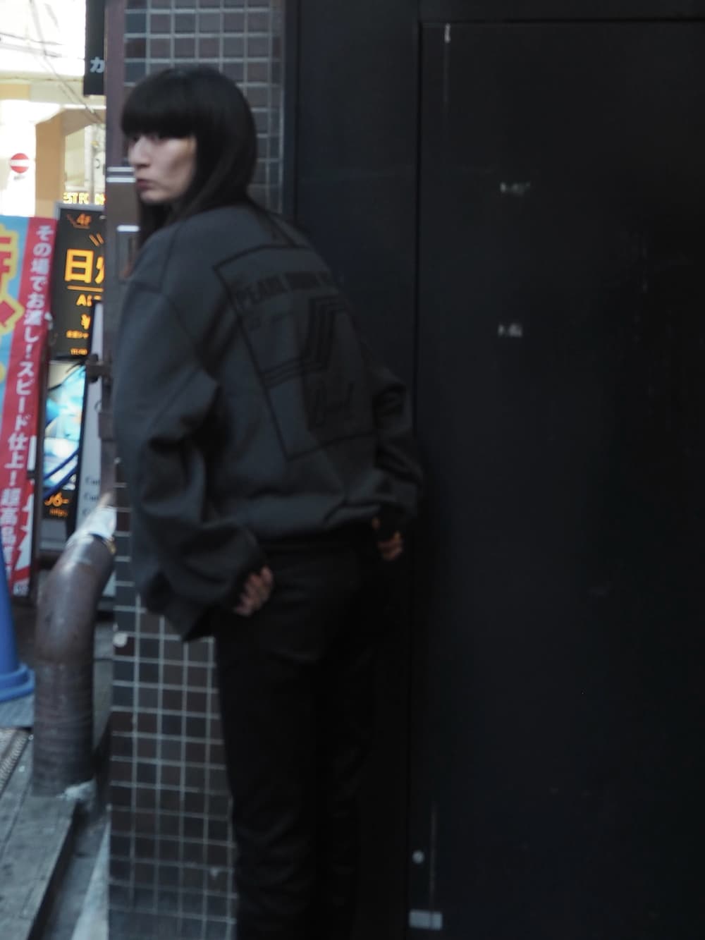 グレー系のスウェット、ブラック系のチノパンツを着用したレディースの秋コーディネートの3枚目の写真