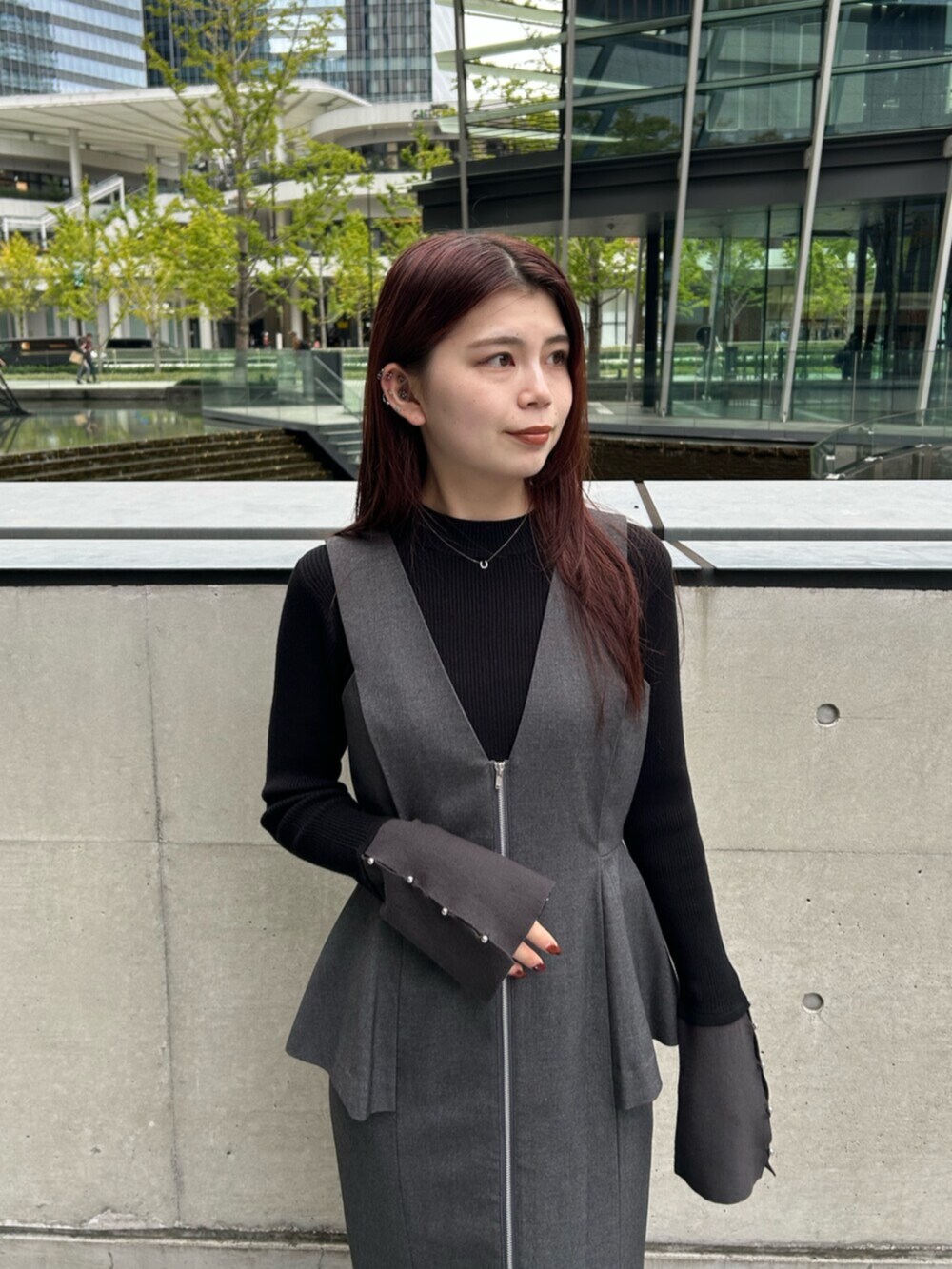 ブラック系のブーツ、グレー系のジャンパースカート、ブラック系のニット/セーターを着用したレディースの秋コーディネートの4枚目の写真