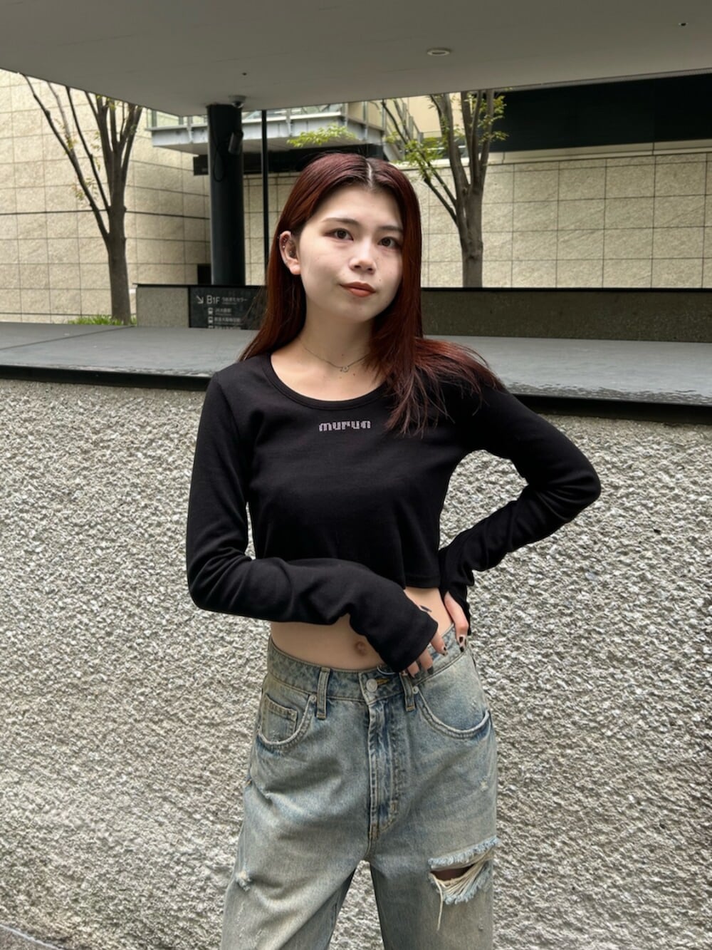 ブラック系のブーツ、ブルー系のデニムパンツ、ブラック系のTシャツ/カットソーを着用したレディースの秋コーディネートの4枚目の写真