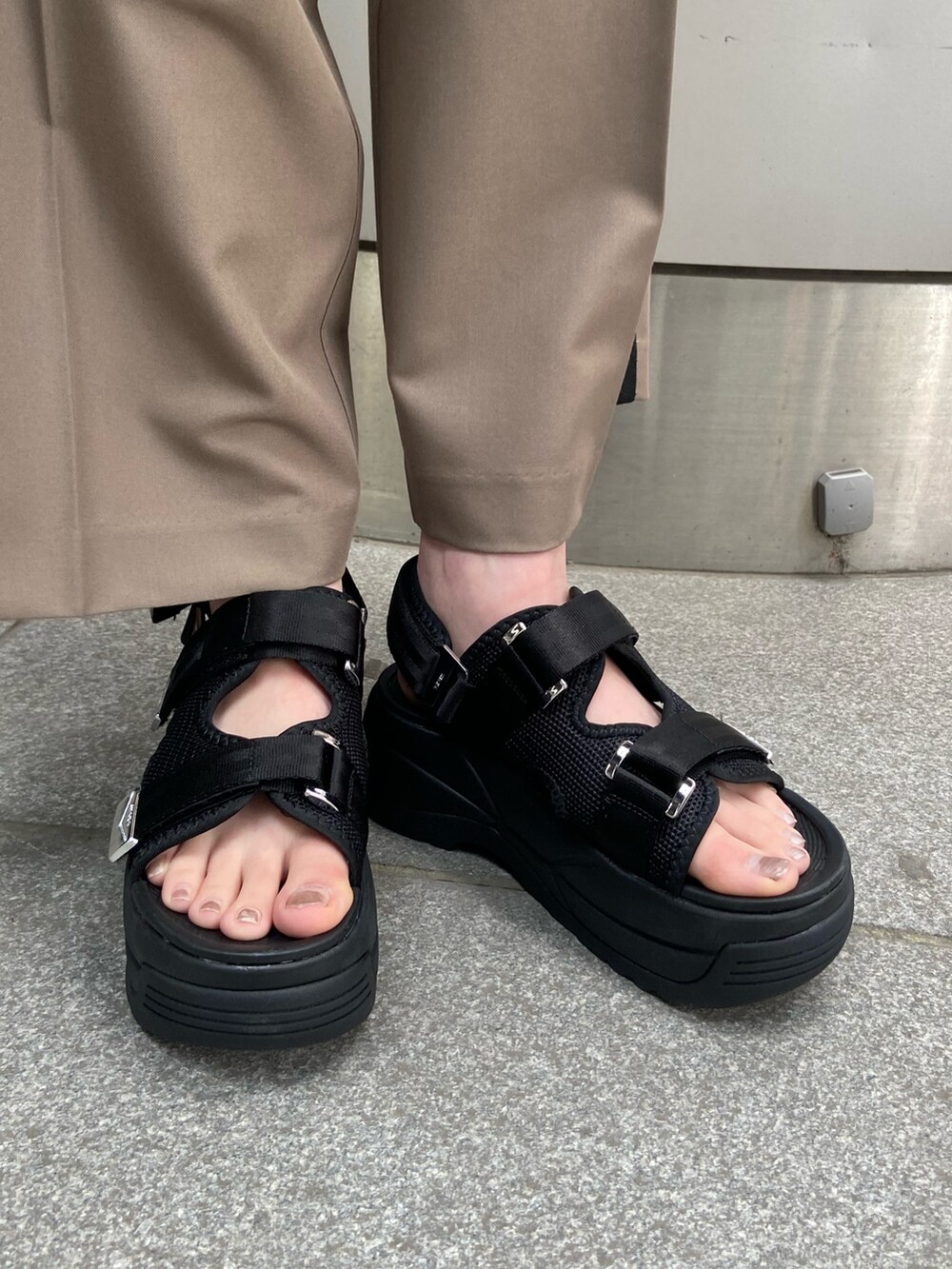 ブラウン系のその他パンツ、ホワイト系のシャツ/ブラウス、ブラック系のサンダルを着用したレディースの春コーディネートの8枚目の写真