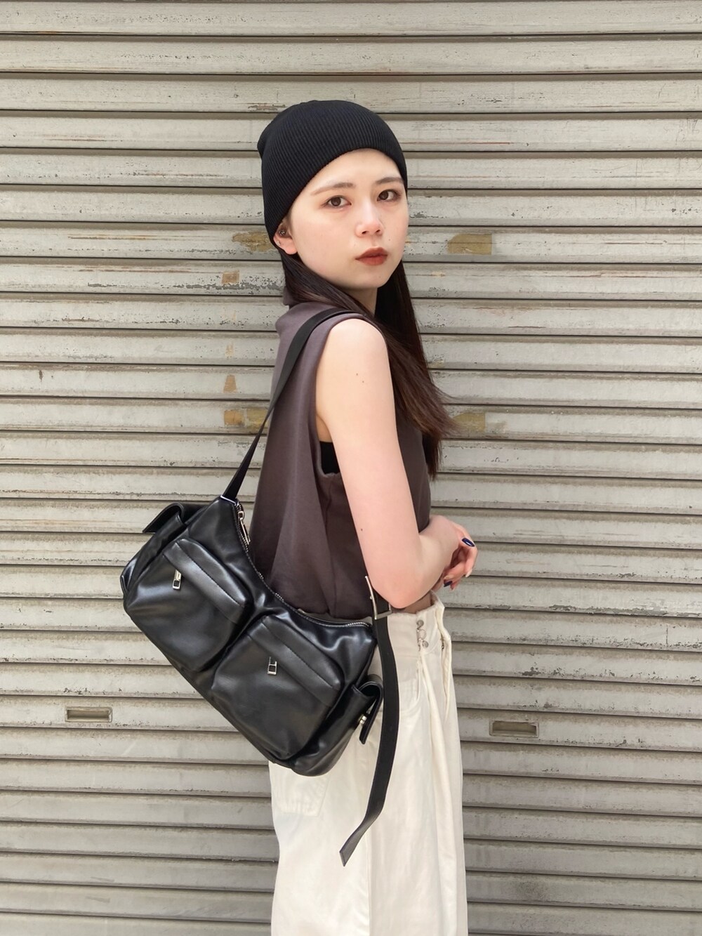 ホワイト系のデニムパンツ、ホワイト系のTシャツ/カットソー、シルバー系のサンダルを着用したレディースの春コーディネートの5枚目の写真