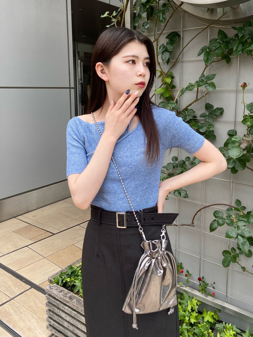 ブラック系のスカート、ブルー系のニット/セーターを着用したレディースの春コーディネートの4枚目の写真