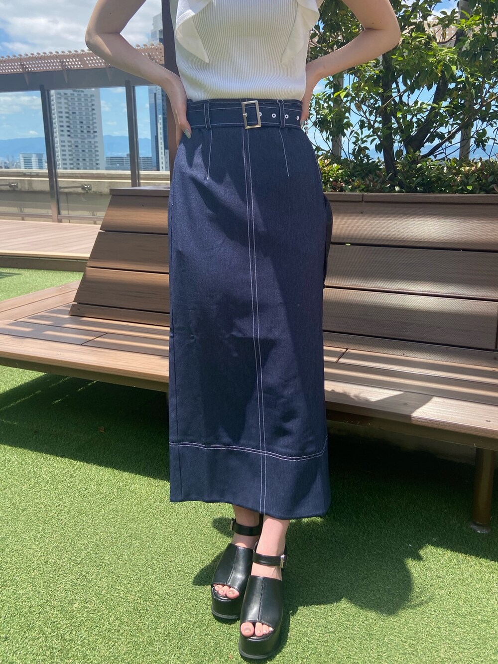 ホワイト系のニット/セーター、ブラック系のスカートを着用したレディースの夏コーディネートの5枚目の写真