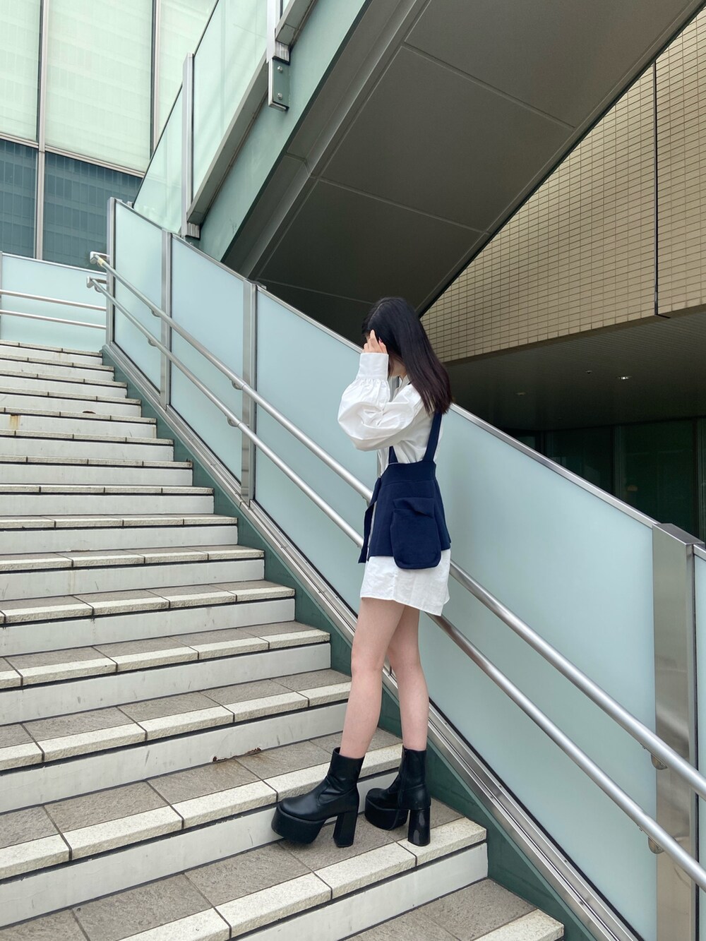 ホワイト系のワンピース、ブラック系のブーツを着用したレディースの秋コーディネートの2枚目の写真