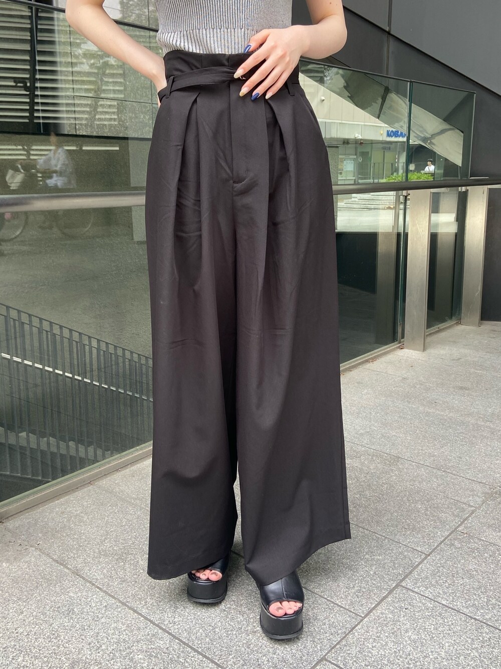 ブラック系のその他パンツ、グレー系のニット/セーターを着用したレディースの夏コーディネートの6枚目の写真