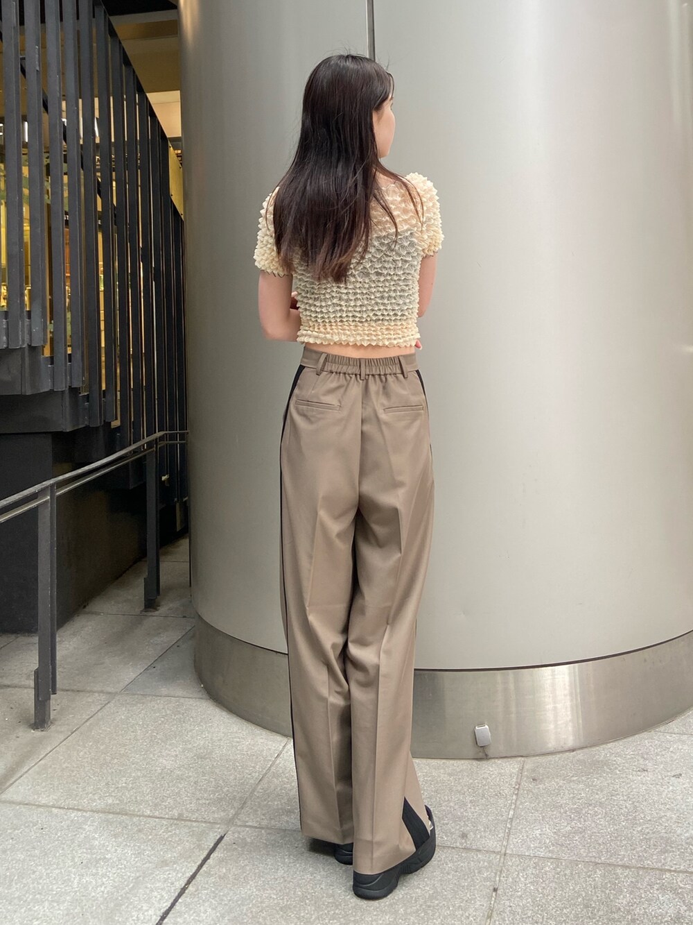 ブラウン系のその他パンツ、ホワイト系のシャツ/ブラウス、ブラック系のサンダルを着用したレディースの春コーディネートの3枚目の写真