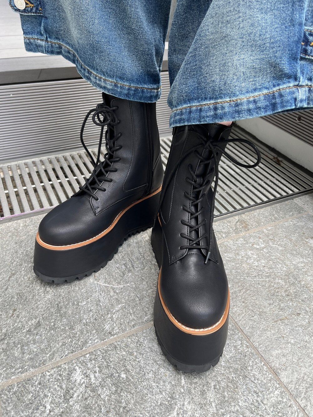 ブルー系のデニムパンツ、ホワイト系のTシャツ/カットソー、ブラック系のボストンバッグを着用したレディースの夏コーディネートの9枚目の写真