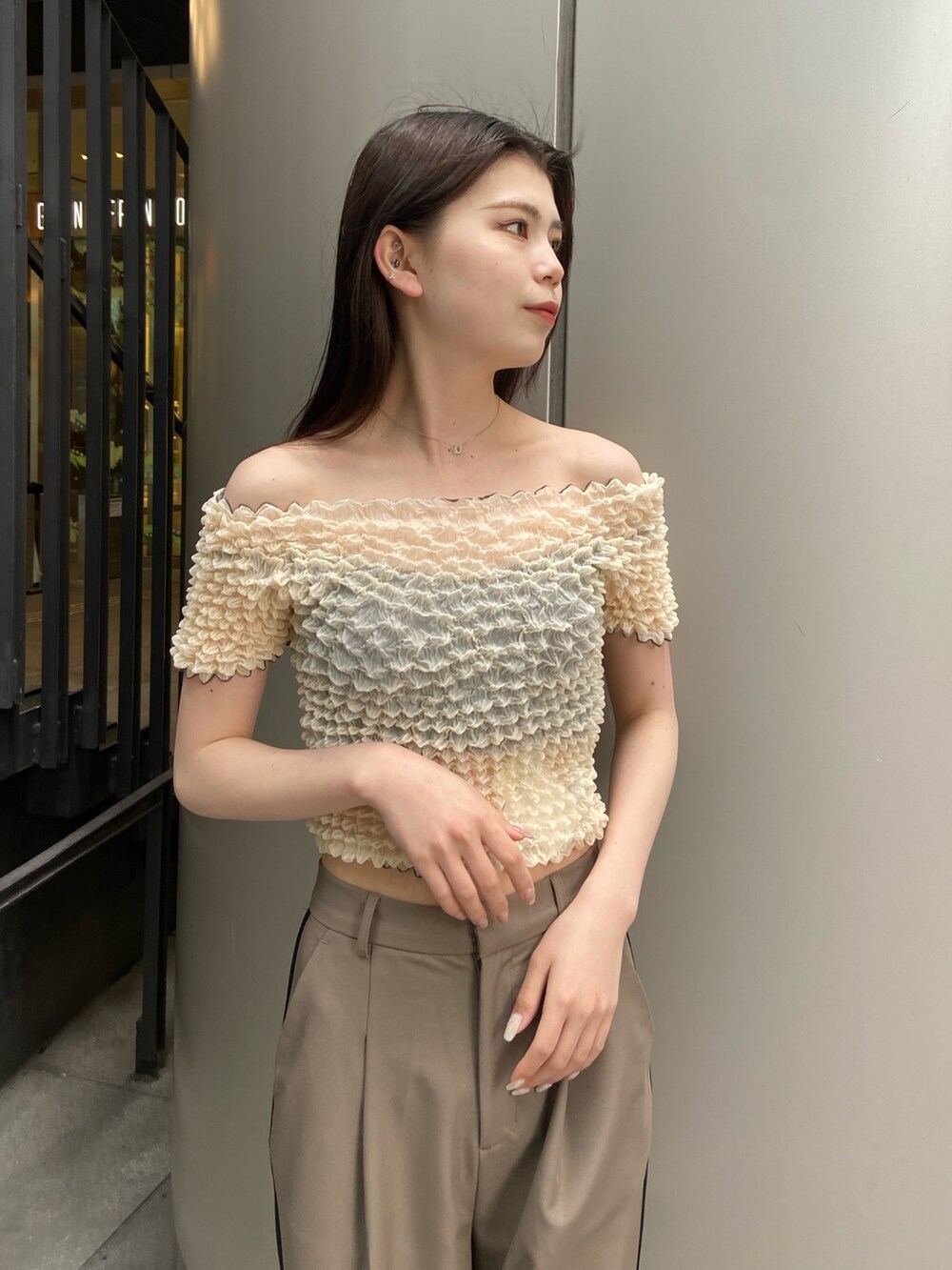 ブラウン系のその他パンツ、ホワイト系のシャツ/ブラウス、ブラック系のサンダルを着用したレディースの春コーディネートの4枚目の写真