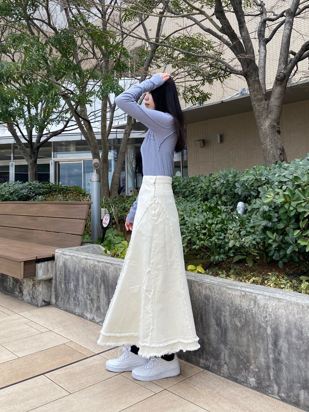 ホワイト系のデニムスカート、ブルー系のTシャツ/カットソーを着用したレディースの冬コーディネートの2枚目の写真