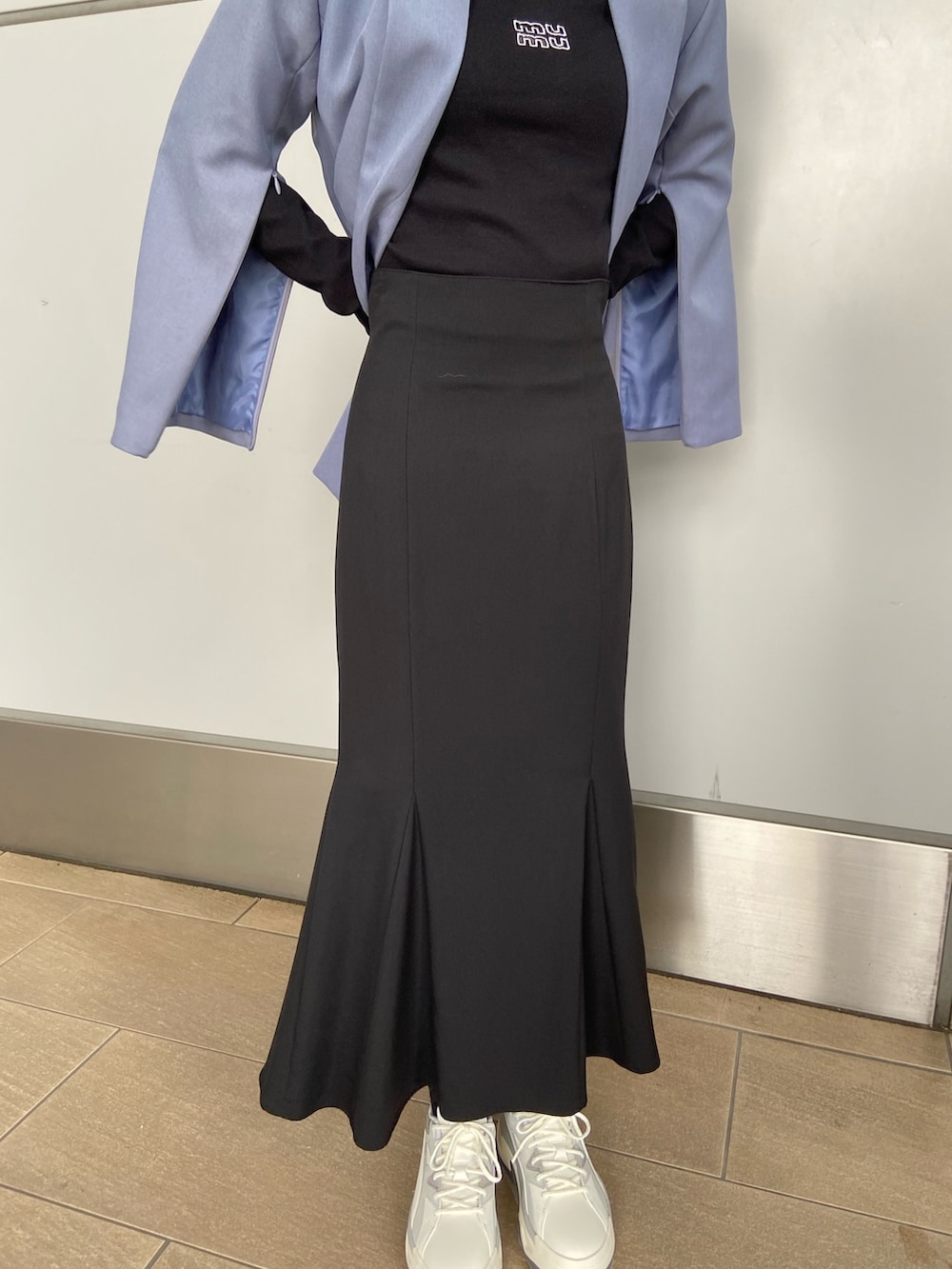 ブルー系のテーラードジャケット、ブラック系のTシャツ/カットソー、ブラック系のスカートを着用したレディースの冬コーディネートの5枚目の写真