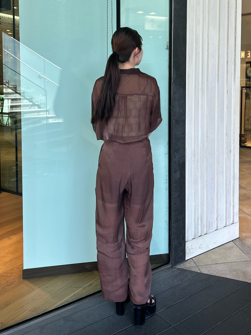 ホワイト系のタンクトップ、ブラウン系のシャツ/ブラウス、ブラウン系のその他パンツを着用したレディースの夏コーディネートの2枚目の写真