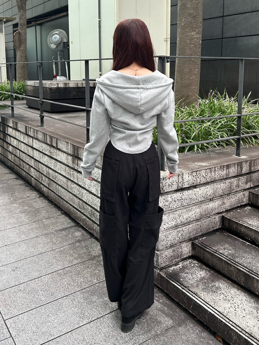 ブラック系のカーゴパンツ、グレー系のパーカー、ブラック系のブーツを着用したレディースの秋コーディネートの2枚目の写真