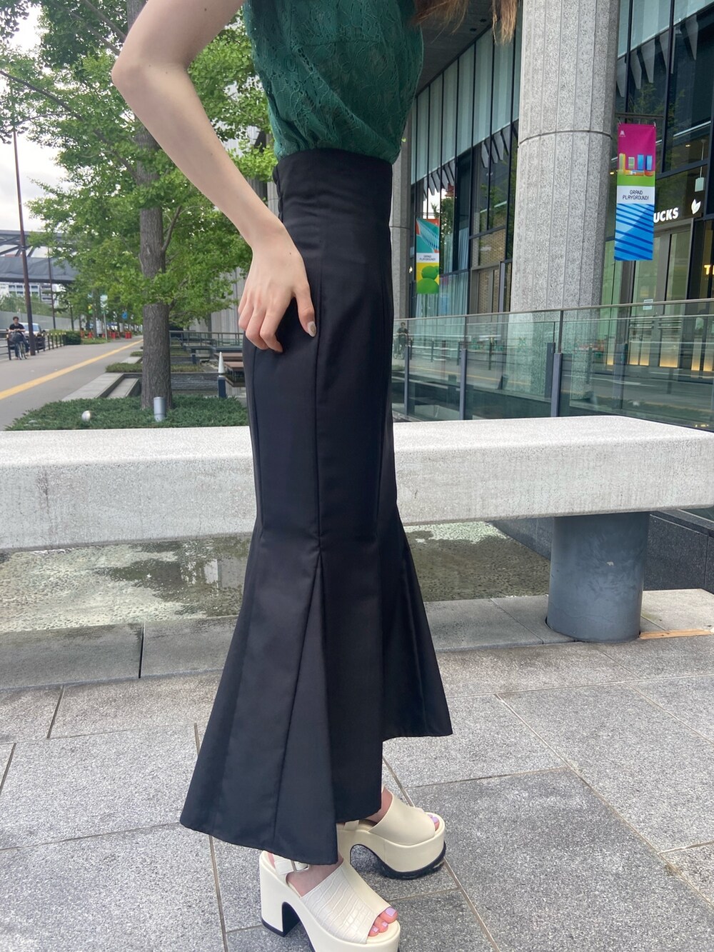 ブラック系のスカート、グリーン系のシャツ/ブラウスを着用したレディースの夏コーディネートの6枚目の写真