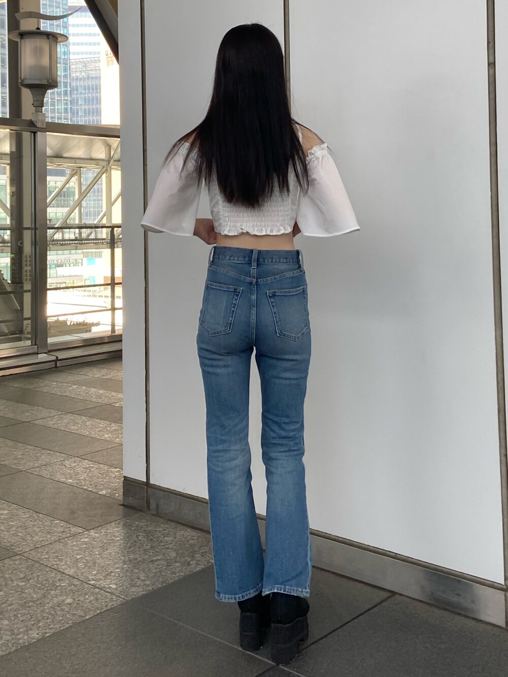 ホワイト系のシャツ/ブラウスを着用したレディースの夏コーディネートの3枚目の写真