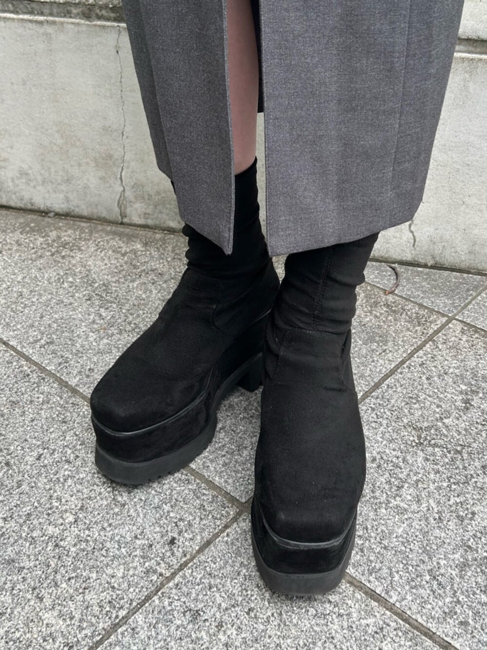 ブラック系のブーツ、グレー系のジャンパースカート、ブラック系のニット/セーターを着用したレディースの秋コーディネートの6枚目の写真