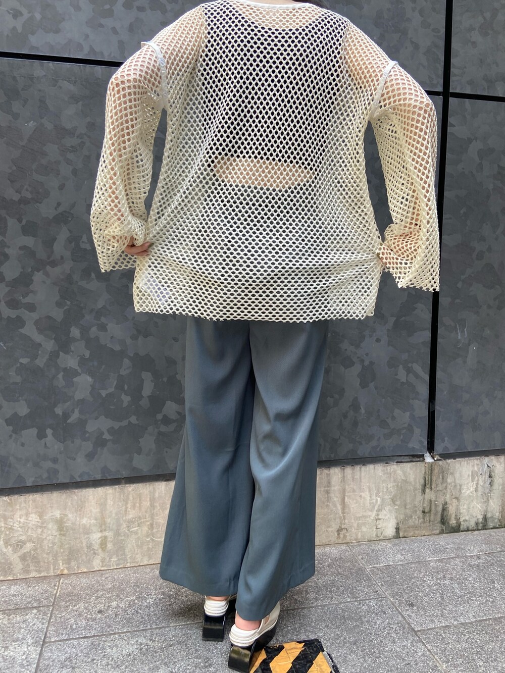 ホワイト系のシャツ/ブラウス、ブルー系のスラックス、ホワイト系のサンダルを着用したレディースの夏コーディネートの7枚目の写真