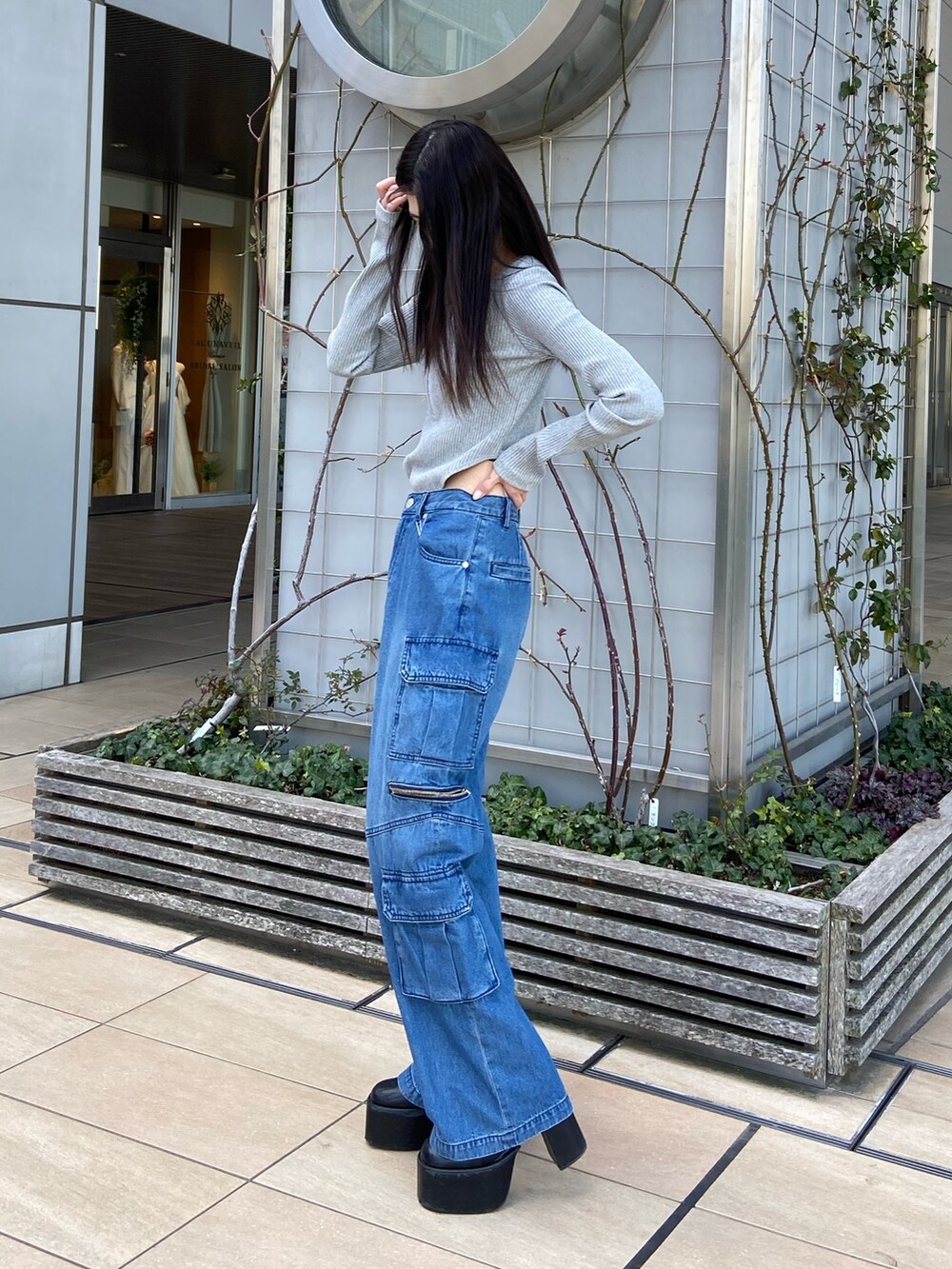 ブルー系のデニムパンツ、グレー系のTシャツ/カットソーを着用したレディースの春コーディネートの2枚目の写真