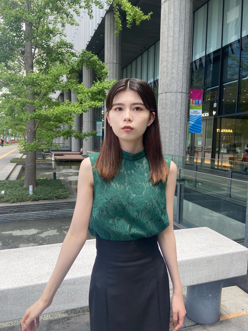 ブラック系のスカート、グリーン系のシャツ/ブラウスを着用したレディースの夏コーディネートの3枚目の写真