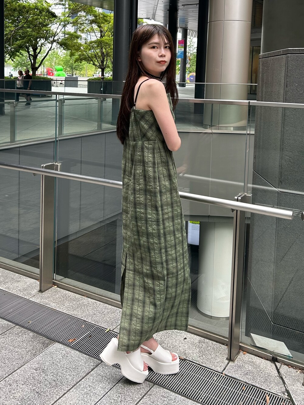 グリーン系のワンピースを着用したレディースの夏コーディネートの3枚目の写真