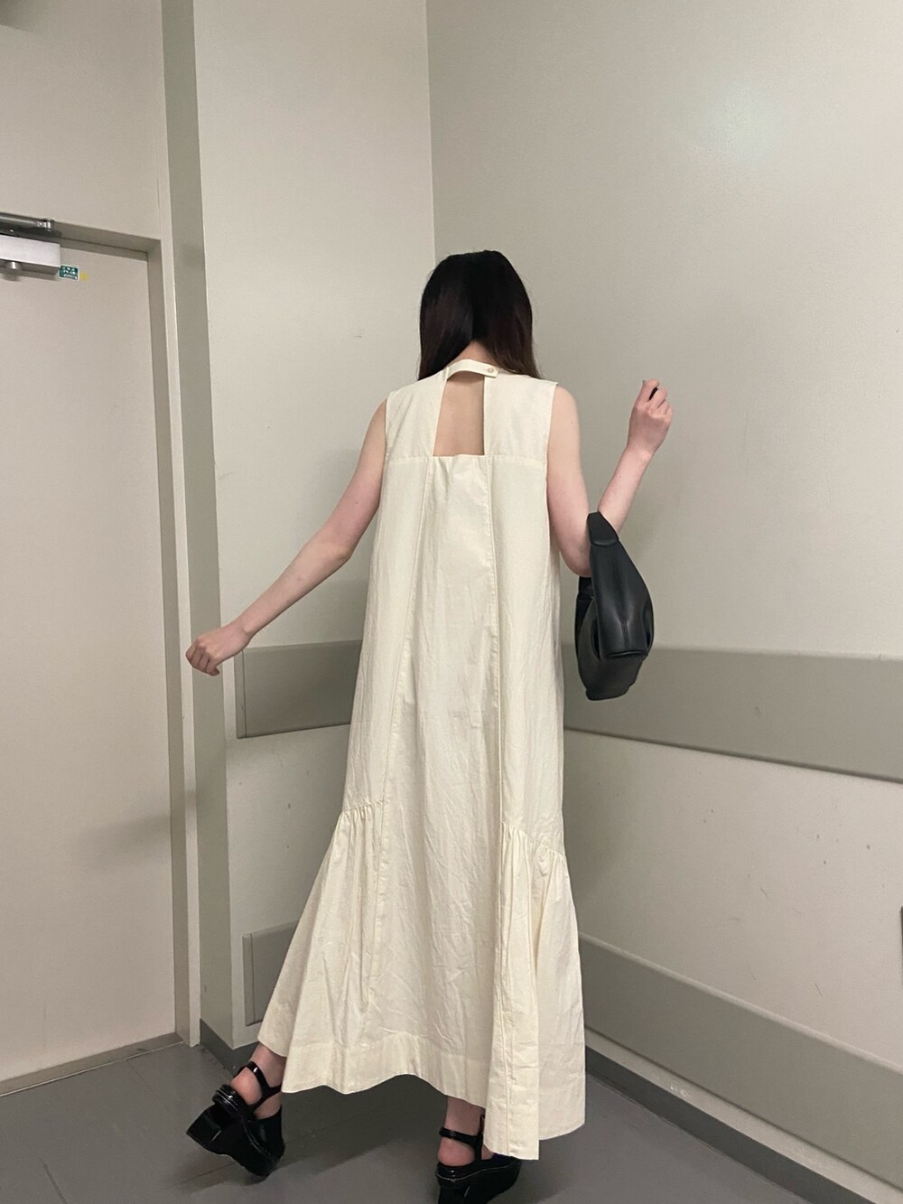 ホワイト系のワンピースを着用したレディースの夏コーディネートの3枚目の写真