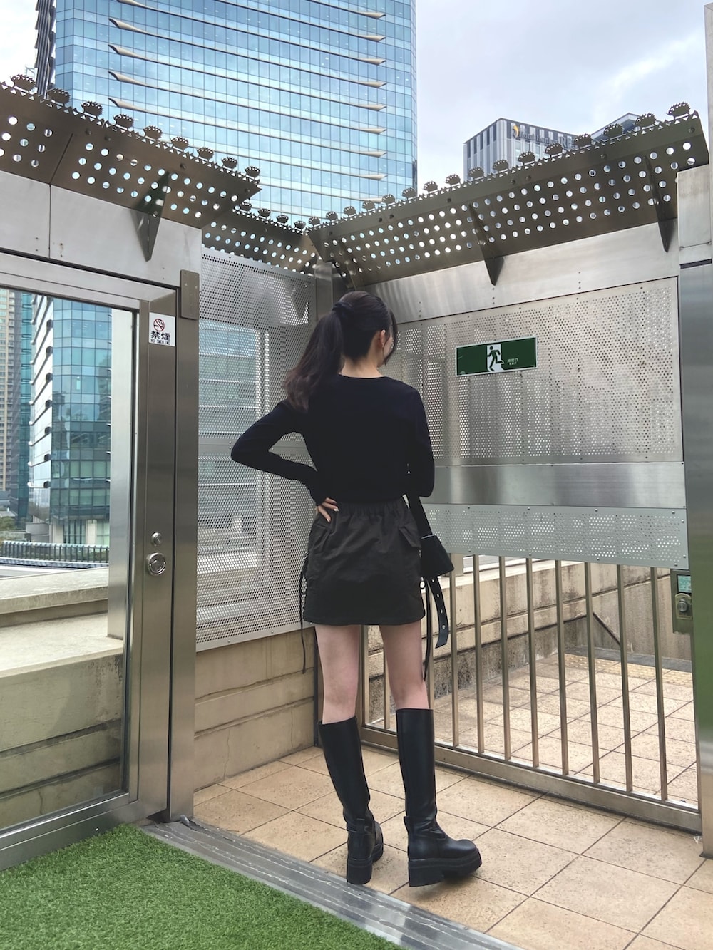 ベージュ系のスカート、ブラック系のTシャツ/カットソー、ブラック系のショルダーバッグを着用したレディースの冬コーディネートの3枚目の写真