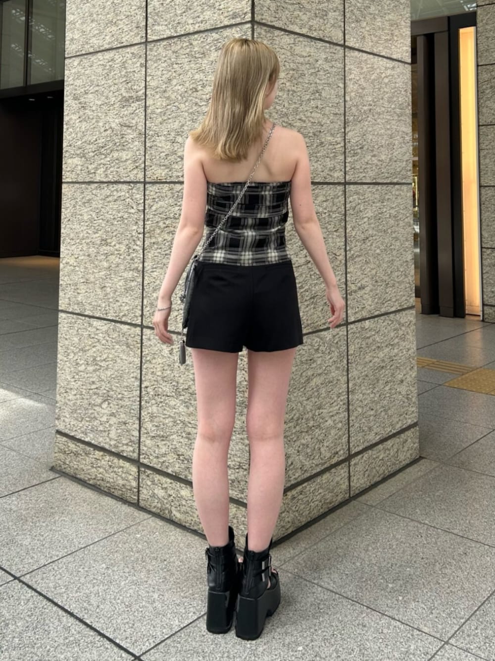 ブラック系のブーツ、ブラック系のTシャツ/カットソー、ブラック系のその他パンツを着用したレディースの夏コーディネートの2枚目の写真